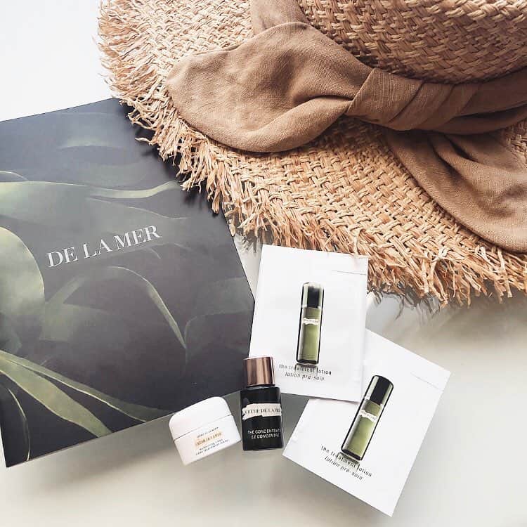のインスタグラム：「#skincare  #DELAMER #ドゥラメール 日本橋三越本店にて ロングセラーの美容液 #ザコンセントレート の 体験をして来ました。 ・ ・ 冬の乾燥や夏の紫外線ダメージなどで揺らぎがちな肌を やさしく包み込み、しっとりと落ち着いた肌状態へと 導いてくれる美容液。 ・ ・ とろみのあるテクスチャーで肌の上に保護膜を作ってくれるので、メイク前にも使うと肌をつるんと滑らかに整えてくれるんです。 化粧のりも良くなり、いつものメイクも断然崩れにくくなりました！ 今までにないお肌の触り心地と 鏡を見たときのお肌のハリツヤ具合に感動です✨✨ ・ ・ ✴︎✴︎✴︎✴︎✴︎✴︎✴︎✴︎✴︎✴︎ ・ 3/15(金)～DE LA MERの各店頭では、 「The 3Days Healing -ゆらぎ肌のための3Days体験-」実施中です。 店頭体験をすると、 ザ・コンセントレート5mLサンプルがもらえますよ。 ※サンプルはなくなり次第終了 ※店頭体験には電話予約が必要です。 ・ ✴︎✴︎✴︎✴︎✴︎✴︎✴︎✴︎✴︎✴︎ ・ ・ PR #私のコンセントレート #theconcentrate #ゆらぎ肌 #敏感肌 #乾燥肌  #美容液 #skincare #スキンケ #美容 #美容好きな人と繋がりたい」