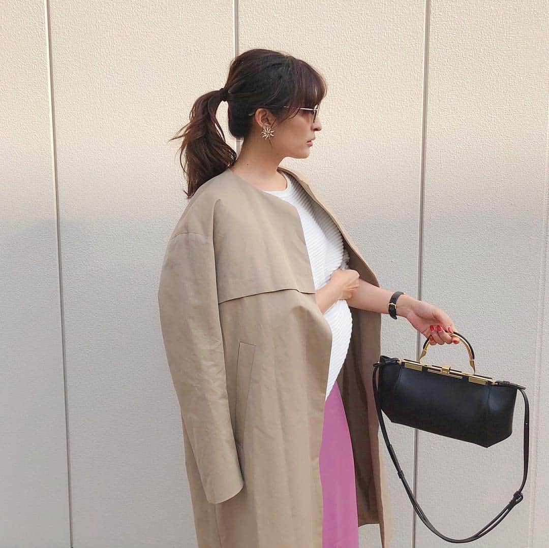 Ayaさんのインスタグラム写真 - (AyaInstagram)「この年齢になって思うこと . 髪の艶やかさや、健やかさは 印象の7割を決めてしまうほど重要だと思います。 もう1年半使い続けて何度もご紹介している @scalpdbeaute  なくなると近くのロフトへ買いに走ります。切実。 . そんなスカルプDのアンファー様より スカルプDボーテの最高級ライン ディグニティをいただきました。 2枚目 . イメージで言うと 頭髪や頭皮のケアもできますが、それ以上に . 毛根の源であるお母さんに栄養与える感じ✨ 週に1.2回のスペシャルケアとして💓 #スカルプDボーテ #ディグニティ #zanchetti_aya」3月23日 17時18分 - aya_green1010