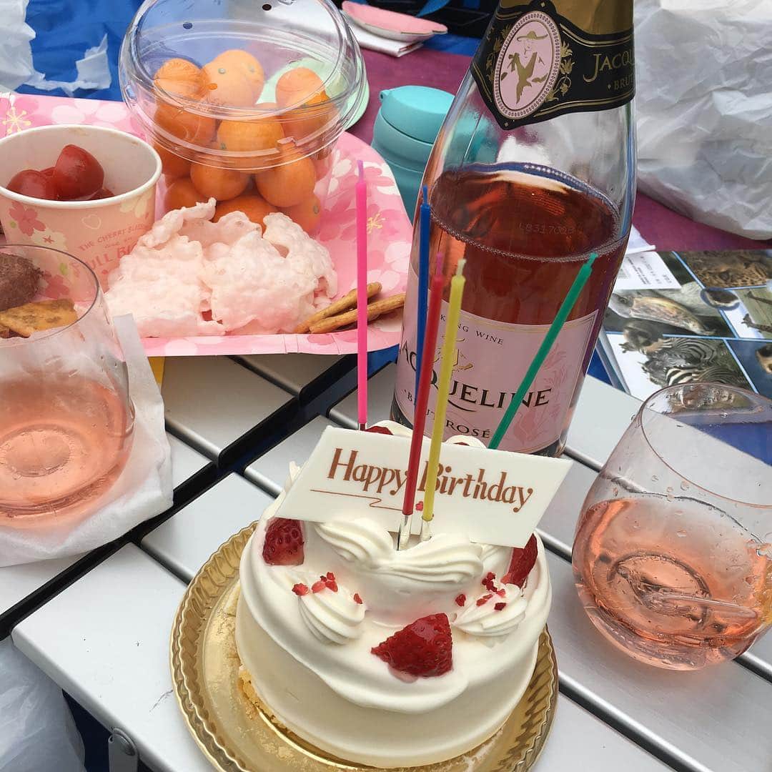 荻原和歌のインスタグラム：「桜が咲いたので、お花見。お誕生日の友だちと一緒に「三月生まれの会」です。 #spring #こどもと暮らす #こどものいる暮らし #お花見 #ピクニック #cherryblossom #happybirthday #cake」