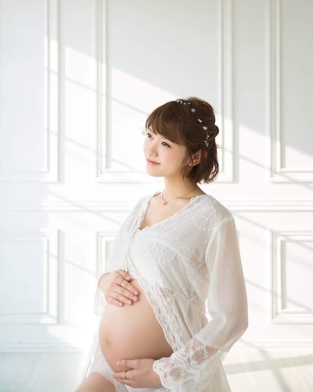 村瀬葵のインスタグラム：「・ ずっと撮ってみたかったマタニティフォト🤰📷💕 今はもっとスイカみたく出ている お腹を見る度に この10ヶ月で色んな事があったなぁと 思い出させてくれます🌸🌸 早く会いたい気持ちが増していってる反面 毎日アタタターって胎動を感じてた 大きいお腹ともお別れかと思うと 少し寂しくもなります😌💭 今は本当に無事に産まれてきてくれる事だけを願って‥ その日を待つ日々です💕 ・ 大丈夫。頑張ろうね☺️☺️ ・ #マタニティフォト #マタニティライフ #生産期 #臨月 #初マタ #ママリ #matanity #photo #favorite #memories #family #baby #mamari #fashion」