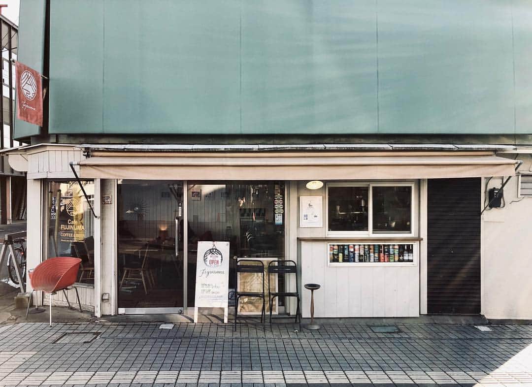 石井輝明さんのインスタグラム写真 - (石井輝明Instagram)「いつかの栃木県小山市。 花粉症になったかもしれない。 鼻水が出て頭がボーッとして喉が少し痛くて乾いて仕方ない。 まだ単なる風邪の線でも捜査してます。 風邪でありますように。 風邪も嫌やけど。  #cafefujinuma #cafe #coffee #カフェ #栃木カフェ #小山カフェ #カフェ芸人 #花粉症やとしても薬は飲まないつもり #なるべく自然派で生きたい #でもとんでもなくひどくなったら薬に頼ってしまうのか #あんま薬薬言うてたらあかんか #タイムリーな話題やし #とにかくクスリには手を出さない」3月23日 17時26分 - comandanteishii