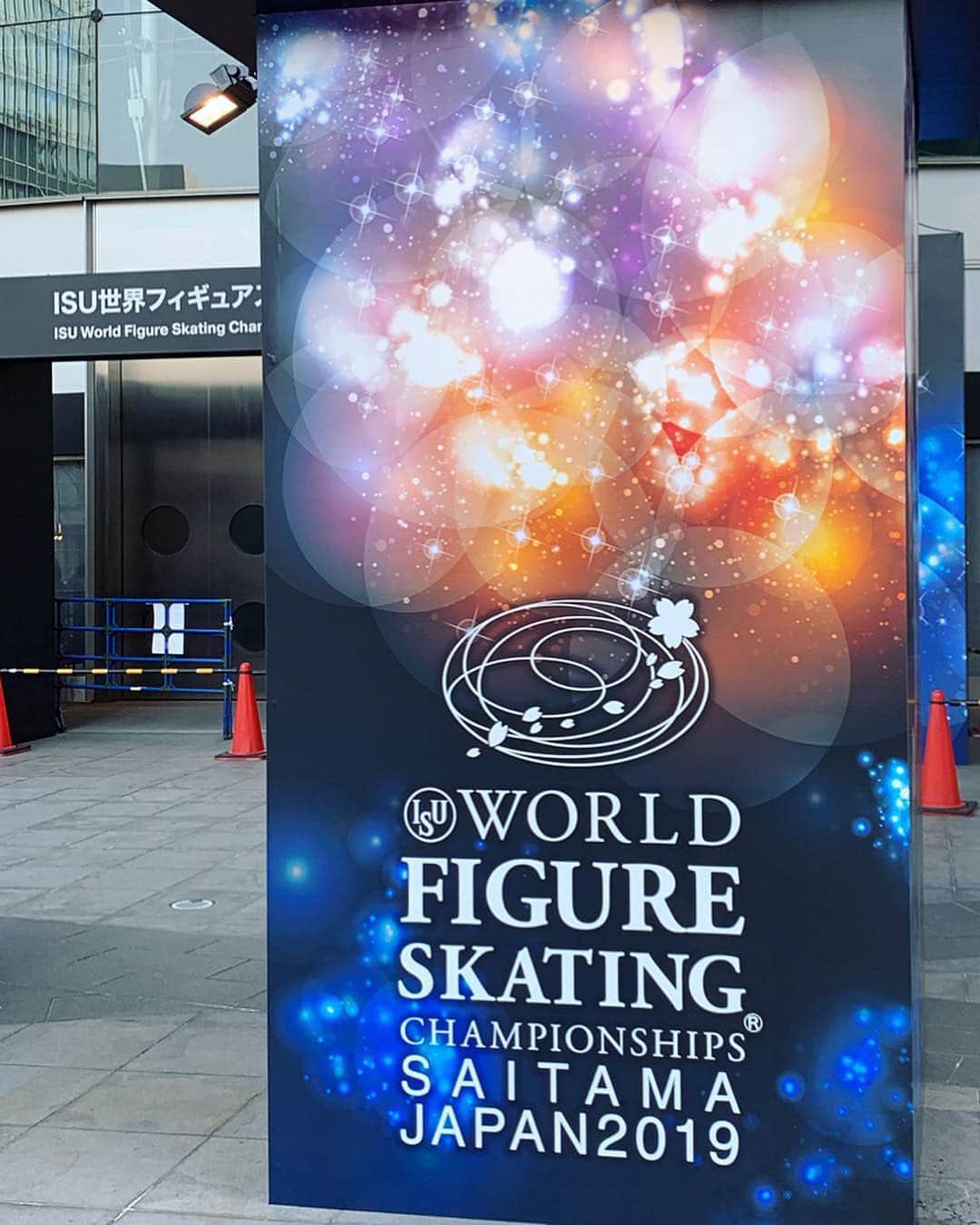 小澤陽子さんのインスタグラム写真 - (小澤陽子Instagram)「at work☻  フィギュアスケートの世界選手権⛸ 私も現場にお邪魔してきました。  昨日まで、女子シングル・アイスダンス・ペアダンス が決着。  今夜は、男子の世界王者がついに決定します。 18:30〜フジテレビ系列で生中継📺  そして 25:15からは、馬好王国🐴👑 明日のGI 高松宮記念、予想対決です！  明日は、CS ライオンズTV⚾️ 試合終了直後に、選手たちをお迎えして生放送です！  どちらも注目‼️ぜひご覧ください☻. . . ⛸ な 🐴 が ⚾️ い ⛸ よ 🐴 ☟ ⚾️. . .  世界のトップの選手たち、どの選手も素晴らしい演技で、本当にハイレベルな戦い… 生で見ることができて、幸せでした。 沢山刺激を受け、いっぱい吸収してきました。  世界という緊張とプレッシャーが沢山ある舞台で、SP/FP共に〝本番で〟完璧に滑ることって、どれだけすごいことなんだろう…。 女子シングルで世界女王に輝いた、【ザギトワ選手】🥇🇷🇺。 本番前のバックステージでのウォーミングアップで集中している様子は、並大抵ではない緊張感が漂っていました。 その分、あの終わった瞬間の、やり切った、解き放たれたような〝はじける笑顔〟がとっっっても印象的でした。 マサルには、日本の何かを買って行ってあげるそうです🐶🇯🇵 日本代表の紀平選手、坂本選手、宮原選手も 4,5,6位と、世界という大きい舞台で、健闘してくれました‼️ ずっと手を合わせて観ていた気がします。(笑) 日本代表だから、というわけだけでなく、どこか応援したくなる求心力がある３選手。沢山 心を動かしてくれた演技でした。  そして アイスダンスの優勝、【パパダキス/シゼロン組】🥇🇫🇷。 幼馴染のカップル(組)ですが、双子⁉️ と思うような一糸乱れぬ演技で、芸術のよう。 終始引き込まれました。  今夜の男子の頂上決戦🔥楽しみです！！ #本日18時30分から #世界フィギュアスケート選手権 #⛸ #figureskating #アイスダンス #ペアダンス  #25時15分から #馬好王国 #🐴 #ちなみに明日は #西武ライオンズ試合終了後 #CSフジテレビにて #ライオンズTV #選手たちをお迎えして生放送」3月23日 17時32分 - yoko.ozawa729