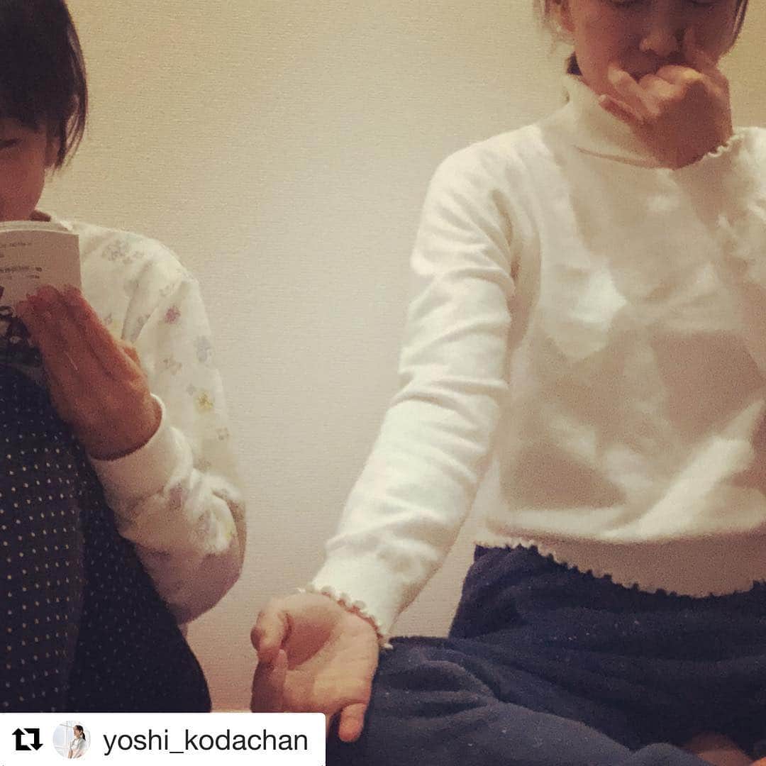 芥川舞子さんのインスタグラム写真 - (芥川舞子Instagram)「私も同じ気持ちです☺️ #Repost @yoshi_kodachan with @get_repost ・・・ 私の日常のヨガ。 ・ 今日もいつもと同じようにヨガの練習ができました。  でも、私の日常のヨガは決して自分のしたい時に出来るわけでもなく、 ・ いつも静かで集中できる環境が揃っているわけでもないです。 ・ ・ 今日も呼吸法をしている時に娘が横で 大好きな漫画の朗読をはじめていました😆 ・ でも、あまり動じなくなりました。 娘が近くでダンスしていたり、朗読していたり、学校や友達の話をしてくることは私にとって日常だからです。 ・ むしろ、娘の声や物音が聞こえるのが安心感を生むので、私の心地のよい呼吸が乱れることもありません。 ・ 私のヨガの先生(@maiko.akutagawa )も ・ その日常の中で心地よいヨガの練習ができているなら、それでいいんだよということをいつも寄り添って伝えてくれます。 ・ その先生の言葉で私も自信を持って毎日のヨガの練習に励めます。 ・ もし「ヨガの練習をしているから話しかけないで」とか「静かにしていて」とか思ったり、娘に言ったりしていたら、 ・ きっと私は心地よい呼吸でヨガをしたり、快適な日常生活は送れなくなっていたでしょう。 ・ そして自宅での練習も諦めたり、毎日続けることはきっと出来なかったと思います。 ・ 自分に合ったヨガができるようになってきたからこそ、 無理なく毎日ヨガの自宅練習ができるようになりました。 ・ このヨガを私に伝えてくれている先生や伝え続けてくれた先人の方々に毎日感謝と敬意を感じながら、 ・ 今日もいつものようにヨガの練習ができて幸せです。  #yoga #ハートオブヨガ #自宅練習 #私の日常のヨガ #芥川舞子先生 #フリダヤヨガスクール #娘の声は心地よいBGM #自分に合ったヨガをみつけてほしい #📸は主人」3月23日 17時37分 - maiko.akutagawa