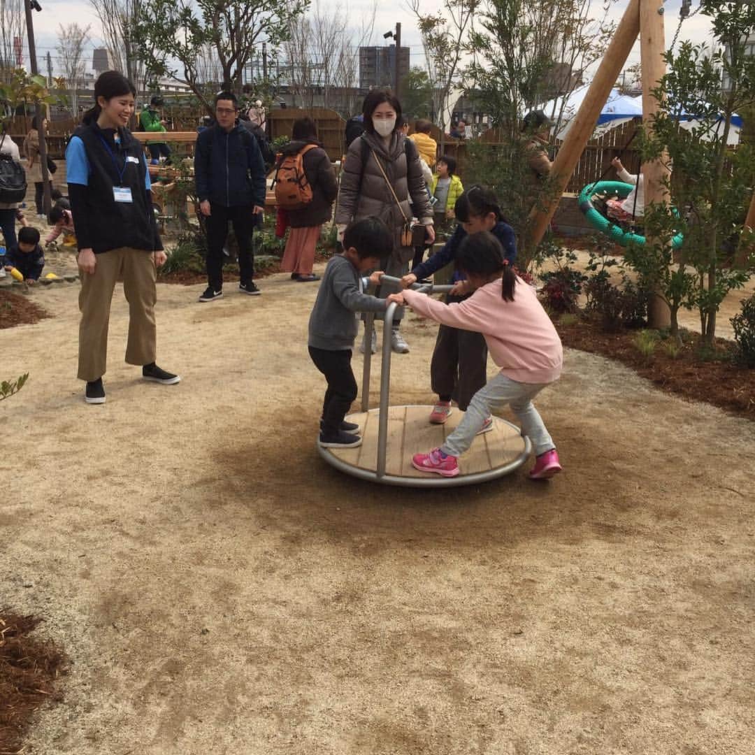 ボーネルンドさんのインスタグラム写真 - (ボーネルンドInstagram)「公園のなかの新しい家族のあそび場「プレイヴィル」3号店が安満遺跡公園（大阪）にOPEN！ ・ プレイヴィル史上最大のあそび場は日本初登場の大型遊具もいっぱい。 ・ 五感を刺激する自然遊び、学びや発見がある不思議な遊具、全身を使って遊べる木製遊具まで。 ・ 年齢や興味ごとに楽しめる世界の多彩なあそびがそろい「今、やりたい！」がみつかるはず。 ・ 家族で1日たっぷり遊んで、新しい思い出をつくろう。 ・ ・ 期間限定の特別プレゼントなどご用意しています！ ・ → くわしくは、ボーネルンドWebトップページをご覧ください @bornelund ・ ・ ・ #公園のなかの新しい家族のあそび場 #安満遺跡公園 #プレイヴィル #3店舗 #自然 #表現 #体 #あそび #大阪 #最大 #公園 #花見 #家族でお出かけ #遊び場 #赤ちゃん #日本初 #新登場 #大阪城公園 #天王寺公園 #ボーネルンド #bornelund #børnelund #キドキド #トットガーデン #ボーネルンドショップ #プレイヴィル安満遺跡公園」3月23日 17時38分 - bornelund