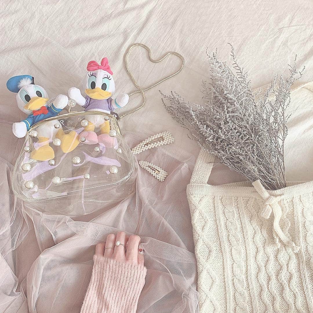 のインスタグラム：「❤︎⠀ ⠀ 最近テレビでDisney Easter🥚のCM 流れてくるからすごく行きたくなってきた🌸🐣⠀ ⠀ このドナデジちゃん、3/28に発売するポペット なんだけど自由に体動かせてポーズとれるの😻！ 可愛すぎる♡サイズ感も小さくて可愛い！ カバンに入れて連れて行きたいな𓅸⠀ ⠀ 詳しくは公式HP見てみてね❤︎⠀ ⠀ #ポペット#ポペット写真クラブ#ディズニー写真部#pr」