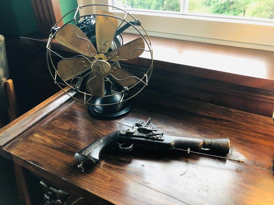 Jelly Jeloのインスタグラム：「kayak di film sherlock holmes ya.. ini serius tempatnya enak bgttt, aku tp datang salah baju era jadi na rek fofotoan teh 😣」