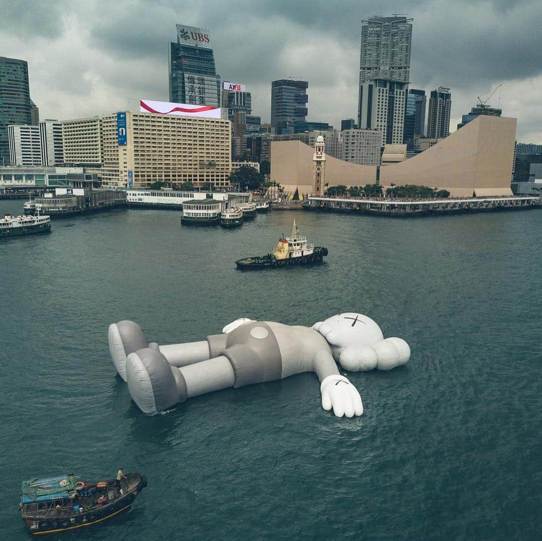 Vogue Taiwan Officialさんのインスタグラム写真 - (Vogue Taiwan OfficialInstagram)「#VogueTravel﻿ 《KAWS:HOLIDAY》最具代表性的作品COMPANION公仔，在萬眾矚目下終於正式漂進香港維多利亞港！啟航活動於3/22登場，巨型COMPANION公仔從灣仔金紫荊廣場公眾碼頭「游」到金鐘添馬公園對開海面。到達展出點後，香港消防處一號滅火輪「精英號」還進行噴水表演，場面十分壯觀！﻿ ﻿ 除了可於金鐘添馬公園對開海面（中西區海濱長廊-中環段）近距離觀賞及打卡外，也可以登上摩天輪拍照，捕捉COMPANION最標誌性的「X X眼」！﻿ ﻿ 📝Vogue Living Team ﻿ ﻿ @kaws #公仔 #香港 #kawsholiday #kawscompanion #hongkong #hk」3月23日 17時55分 - voguetaiwan