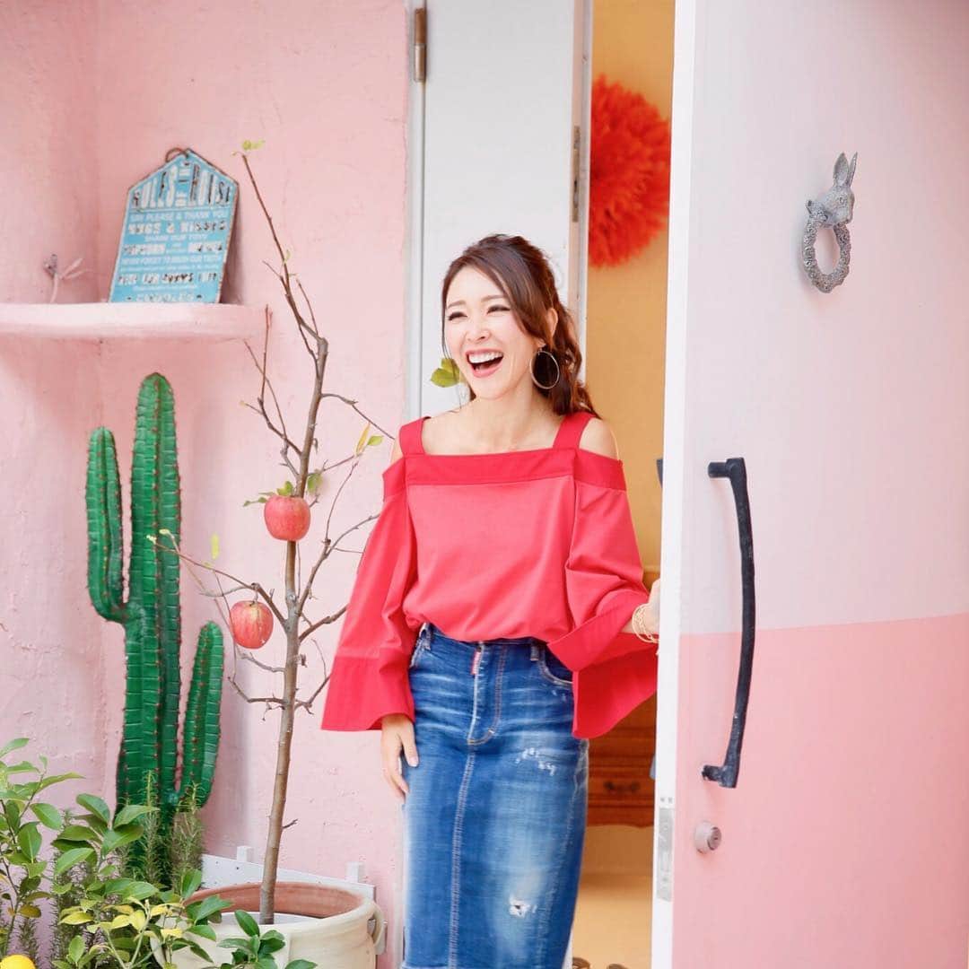のインスタグラム：「突然ですが・・ 弊社のスタッフを募集したいと思います!! ・ ・ 1年半前に現マネージャーが正社員 とし入社し、二人三脚で運営してきた 株式会社LUMIEREですが  これから向いたいビジョンを考えると どうしてもスタッフが足りません。 ・ ・ ※会社設立は13年です。 多い時で10名以上のスタッフを抱えていましたが 数年前シンプル化しました。  詳細・エントリーはBlogをご覧ください✨ https://ameblo.jp/lumiere-beauty/entry-12448733398.html ・ ※エントリー締め切りは明日いっぱい。 既にたくさんのエントリーをありがとうございます‼︎ ・ ・ ・ #株式会社LUMIERE #スタッフ募集 #長谷川エレナ朋美 #work #business」