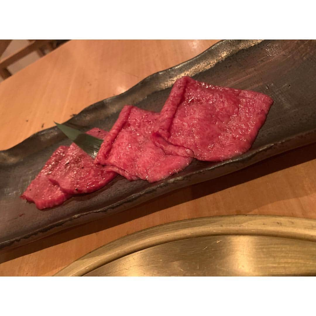 福田琴美さんのインスタグラム写真 - (福田琴美Instagram)「お肉食べて幸せを感じた♡ よろにく最高すぎる(語彙力) もう既に行きたい🤤禁断症状🤤笑 . . . #タレント #女優 #グラビア #グラドル  #disney #インスタグラビア #撮影 #サロモ  #撮影モデル #nice #girls #女子会  #girl #instagood #美女図鑑 #ビジョビ  #横乳 #巨乳 #麻布十番 #六本木 #南青山  #food #foodstagram #foodporn  #焼肉 #よろにく #表参道 #トリュフ #キャビア」3月23日 18時06分 - kotomi_fukuda