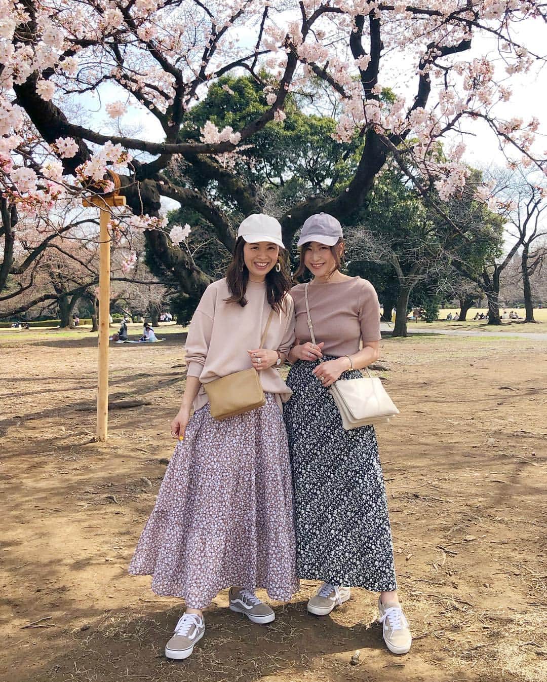 のインスタグラム：「昨日の #新宿御苑 #お花見 🌸 昨日はあんなに暖かかったのに💦 今日はなんて寒いんだ😭 引きこもってお部屋のお片づけ😂 早くまた暖かくなって、お花見行きたいよー😭🌸💗 ＊ ＊ 久々 @l.lily1013  ちゃんと#双子コーデ ❤︎❤︎ #花柄スカート  リンクにキャップ、#セリーヌトリオ  #オールドスクール もリンク😍❤︎✨ ＊ ＊ cordinate tops/skirt @gu_global  @gu_for_all_  #上下gu部 ❤︎ #ティアードフレアロングスカート  #オーバーサイズスウェット  さゆりちゃんのtops #リブボートネックt  あたしもbrown買ったよー♪ ＊ ＊ cap はアンバサダーをしている @14plusjp  のだよ♡バックリボンがかわいい🎀 ＊ ＊ #お花見コーデ#ピクニックコーデ #双子コーデ#リンクコーデ#春コーデ #cordinate#code#春服#locari#ponte_fashion #mamagirl #オトナ女子#大人コーデ #大人女子コーデ#桜#sakura#タビジョ#picnic #プチプラコーデ#guコーデ #キャップ女子」