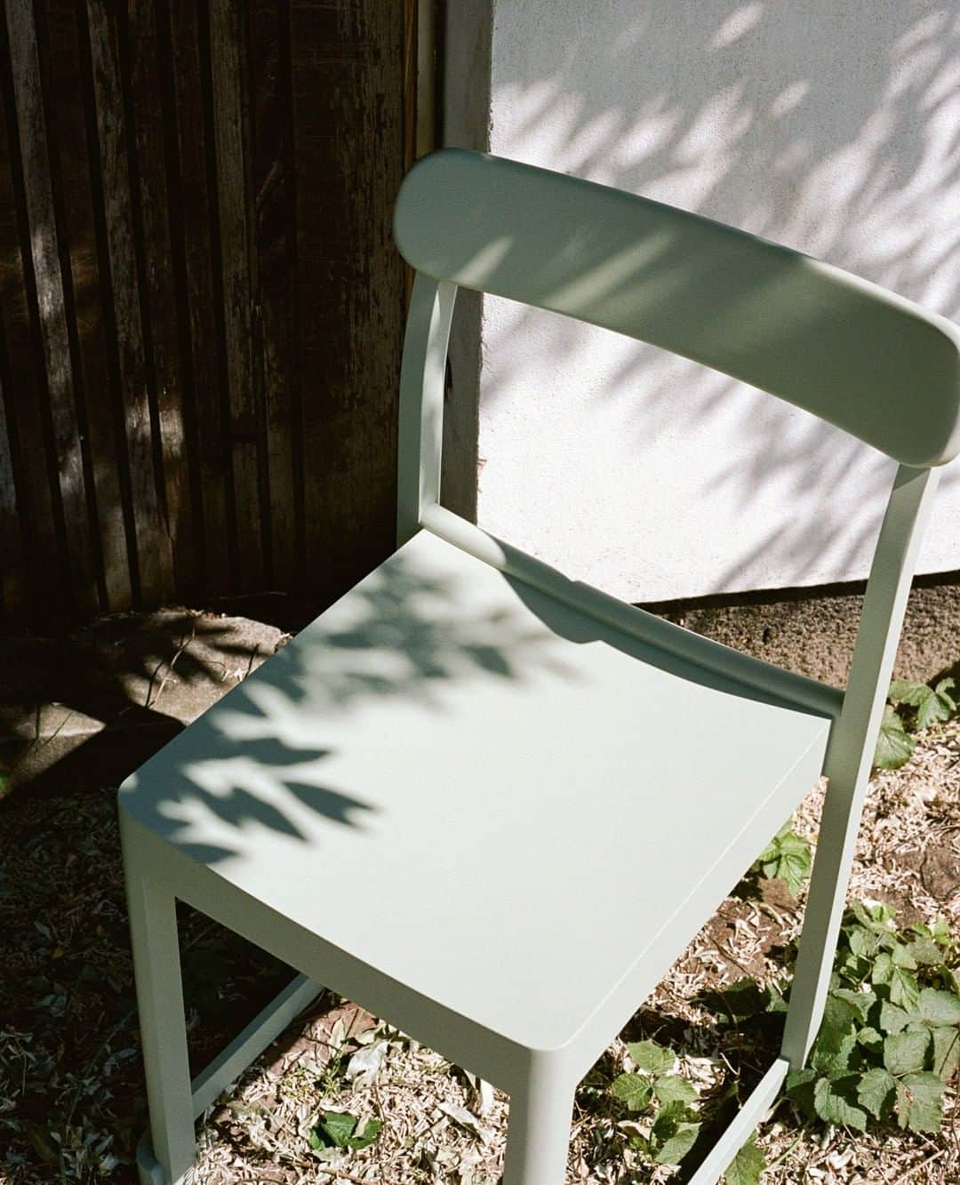 Artekさんのインスタグラム写真 - (ArtekInstagram)「In full light: at the Atelier Chair the constructive logic is obvious, you instinctively understand how it’s made. This makes our newest universal wooden chair a real Artek piece.  Photo: Zara Pfeifer #artek #atelierchair @taf_studio #hansaviertel」3月23日 18時00分 - artekglobal