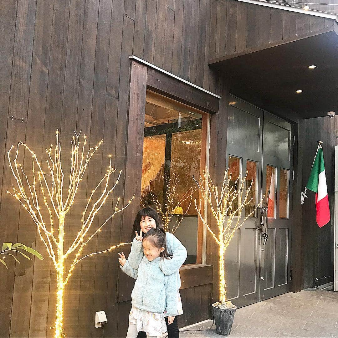 渡辺由香さんのインスタグラム写真 - (渡辺由香Instagram)「#arancinoosaka #arancino  #toyonaka #osakarestaurant  来週も大阪で仕事な為 今回はのんびり大阪ステイ  疲れてるみたいで久しぶりにやたら爆睡な実家ライフw  謎にハワイのアランチーノが実家近くに出来たので家族で行ってきたよ  何食べても美味しかった🤤  1番のメインどころのウニクリームパスタ撮るの忘れたけど相変わらず美味しかった^_^  いとこユイちゃんと毎日一緒  小学生なったら春休みとか夏休みとかは帰ってこようね  #アランチーノ大阪 #仲良しいとこ #ママライフ」3月23日 18時04分 - yukawatanabe_hanabo