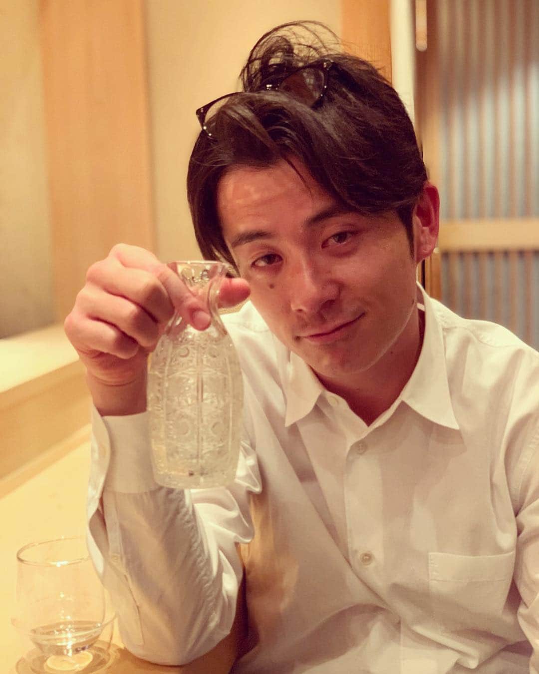 藤森慎吾さんのインスタグラム写真 - (藤森慎吾Instagram)「チャラ男と言いながらお酒がほとんど飲めませんが、この日は誕生日を祝っていただいたこともあり勧められるがままに日本酒を、、、。とにかくお酒を飲むと眠くなる。 せっかくのお寿司が全然食べられなかったです。 大将が気遣いで、ミニミニウニ軍艦を握ってくれました。 1.5センチ」3月23日 18時05分 - fujimori_shingo0317