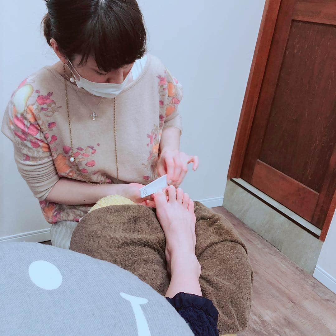 庄司ゆうこさんのインスタグラム写真 - (庄司ゆうこInstagram)「今日で仕事納め🤗ギリギリまで仕事入れ込み不安もあったけど、何事もなく無事に終わってひと段落です(^^) 今日検診に行ったら今のところ早まったりはなさそう！ただ来週からスクワットやウォーキングたくさんするように言われた😂スタジオでは身長170センチある今大活躍中のしほ先生とみく先生に囲まれてお腹触って頂きました🤗💕私が産休中たくさん働いてね〜笑 そして、産院にマツエクとジェルネイルは外すようにと言われ泣く泣くはずしました。。まつエクない顔は寂しいなぁ😭 最後の写真は指が浮腫みすぎて、指輪が入らなくなってしまった、、(＞＜)笑 元に戻るのかなぁ😭 #ポジティブスターヨガ#美人ヨガインストラクター#ヨガウェア#マタニティヨガウェア#マタニティウェア#若手2人#に囲まれて幸せ#産休#入ります#仕事納め#まつげエクステ#オフ#ジェルネイルオフ#objet#渋谷ネイル#結婚指輪#入りません#浮腫みやばい#臨月#妊娠37週」3月23日 18時07分 - yuko.shoji