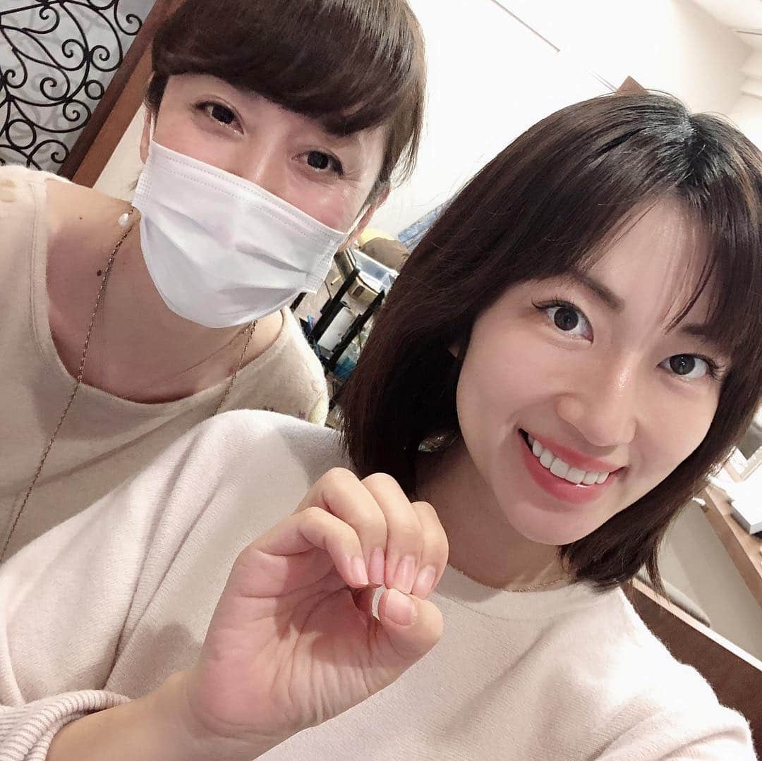 庄司ゆうこさんのインスタグラム写真 - (庄司ゆうこInstagram)「今日で仕事納め🤗ギリギリまで仕事入れ込み不安もあったけど、何事もなく無事に終わってひと段落です(^^) 今日検診に行ったら今のところ早まったりはなさそう！ただ来週からスクワットやウォーキングたくさんするように言われた😂スタジオでは身長170センチある今大活躍中のしほ先生とみく先生に囲まれてお腹触って頂きました🤗💕私が産休中たくさん働いてね〜笑 そして、産院にマツエクとジェルネイルは外すようにと言われ泣く泣くはずしました。。まつエクない顔は寂しいなぁ😭 最後の写真は指が浮腫みすぎて、指輪が入らなくなってしまった、、(＞＜)笑 元に戻るのかなぁ😭 #ポジティブスターヨガ#美人ヨガインストラクター#ヨガウェア#マタニティヨガウェア#マタニティウェア#若手2人#に囲まれて幸せ#産休#入ります#仕事納め#まつげエクステ#オフ#ジェルネイルオフ#objet#渋谷ネイル#結婚指輪#入りません#浮腫みやばい#臨月#妊娠37週」3月23日 18時07分 - yuko.shoji