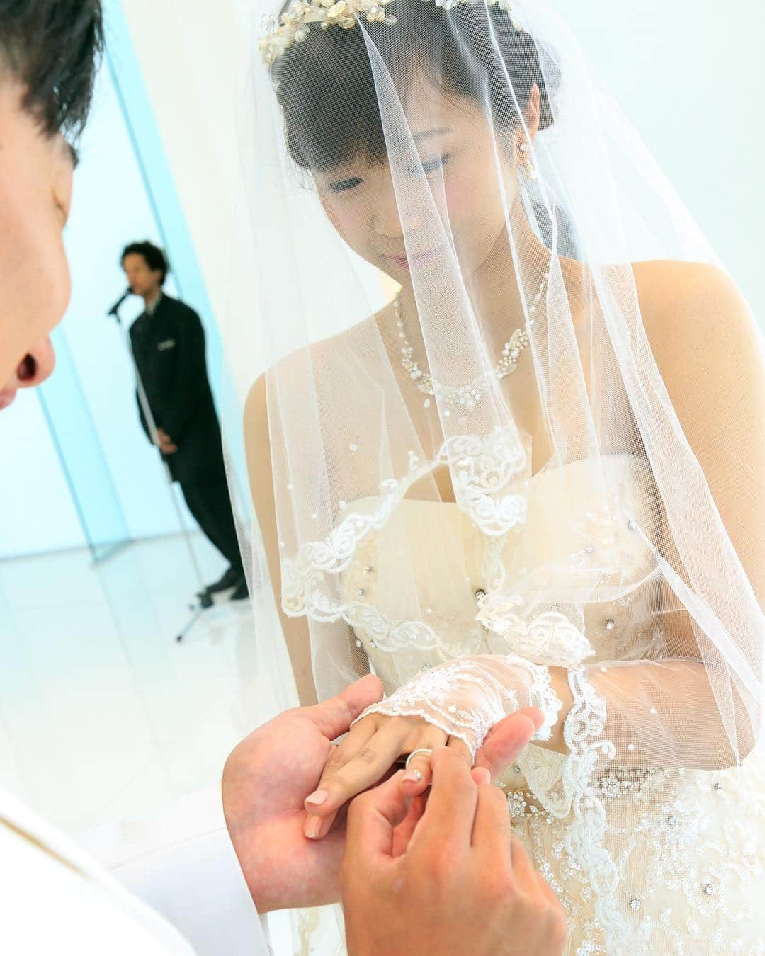 【公式】アールベルアンジェ奈良～結婚式場･ゲストハウス～さんのインスタグラム写真 - (【公式】アールベルアンジェ奈良～結婚式場･ゲストハウス～Instagram)「@artbellangenara をフォローして #アールベルアンジェ奈良 をつけて お写真の投稿おまちしております＊ . ------------------ 指輪交換の儀式は特別な思い出に残るもの＊ 一生の思い出にのこる瞬間を 一緒にサポートさせていただきます◎ ------------------ . . ブライダルフェアの予約はTOPの URLからしてくださいね⚐ ＞＞＞@artbellangenara . 『#アールベルアンジェ奈良』. のハッシュタグをつけて お写真を投稿してくださいね＊ こちらの公式IG（@artbellangenara ） で取り上げさせていただきます＊ . . . #アールベルアンジェ奈良#結婚式#結婚 #奈良結婚式場#挙式#奈良#チャペル挙式 #関西花嫁#奈良花嫁#ウェディングドレス #ウェディングレポ#挙式レポ #卒花嫁#プレ花嫁#ウェディング #結婚式準備#結婚準備#花嫁準備 #ウェディングフォト#weddingphoto #Otokucon#日本中のプレ花嫁さんと繋がりたい #前撮り#weddingtbt #リング交換」3月23日 18時11分 - artbellangenara