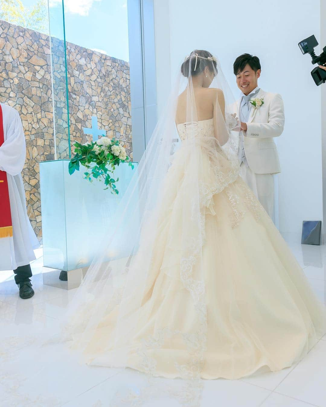 【公式】アールベルアンジェ奈良～結婚式場･ゲストハウス～さんのインスタグラム写真 - (【公式】アールベルアンジェ奈良～結婚式場･ゲストハウス～Instagram)「@artbellangenara をフォローして #アールベルアンジェ奈良 をつけて お写真の投稿おまちしております＊ . ------------------ 指輪交換の儀式は特別な思い出に残るもの＊ 一生の思い出にのこる瞬間を 一緒にサポートさせていただきます◎ ------------------ . . ブライダルフェアの予約はTOPの URLからしてくださいね⚐ ＞＞＞@artbellangenara . 『#アールベルアンジェ奈良』. のハッシュタグをつけて お写真を投稿してくださいね＊ こちらの公式IG（@artbellangenara ） で取り上げさせていただきます＊ . . . #アールベルアンジェ奈良#結婚式#結婚 #奈良結婚式場#挙式#奈良#チャペル挙式 #関西花嫁#奈良花嫁#ウェディングドレス #ウェディングレポ#挙式レポ #卒花嫁#プレ花嫁#ウェディング #結婚式準備#結婚準備#花嫁準備 #ウェディングフォト#weddingphoto #Otokucon#日本中のプレ花嫁さんと繋がりたい #前撮り#weddingtbt #リング交換」3月23日 18時11分 - artbellangenara