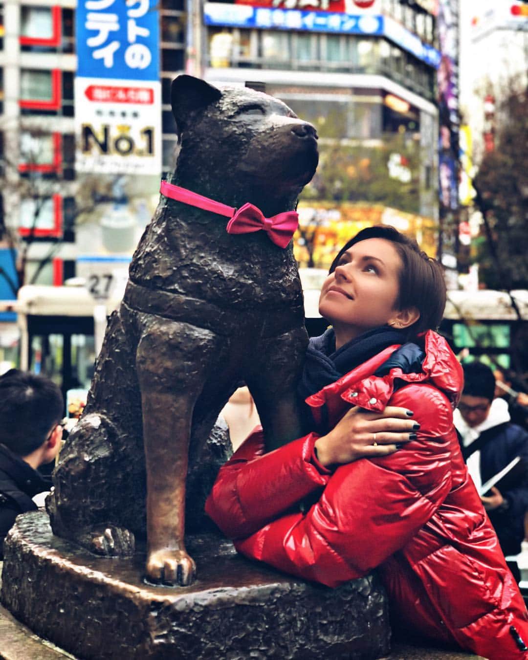 ナタリア・ザビアコさんのインスタグラム写真 - (ナタリア・ザビアコInstagram)「Не грусти, Хатико, ты можешь жить со мной 🐕🐶💛 Don’t be sad Hachikō, you can live with me 🇯🇵 #hachiko #japan #tokyo #dog #love  #travel #хатико #япония #токио #любовь #путешествие」3月23日 18時11分 - natalia_zabiiako