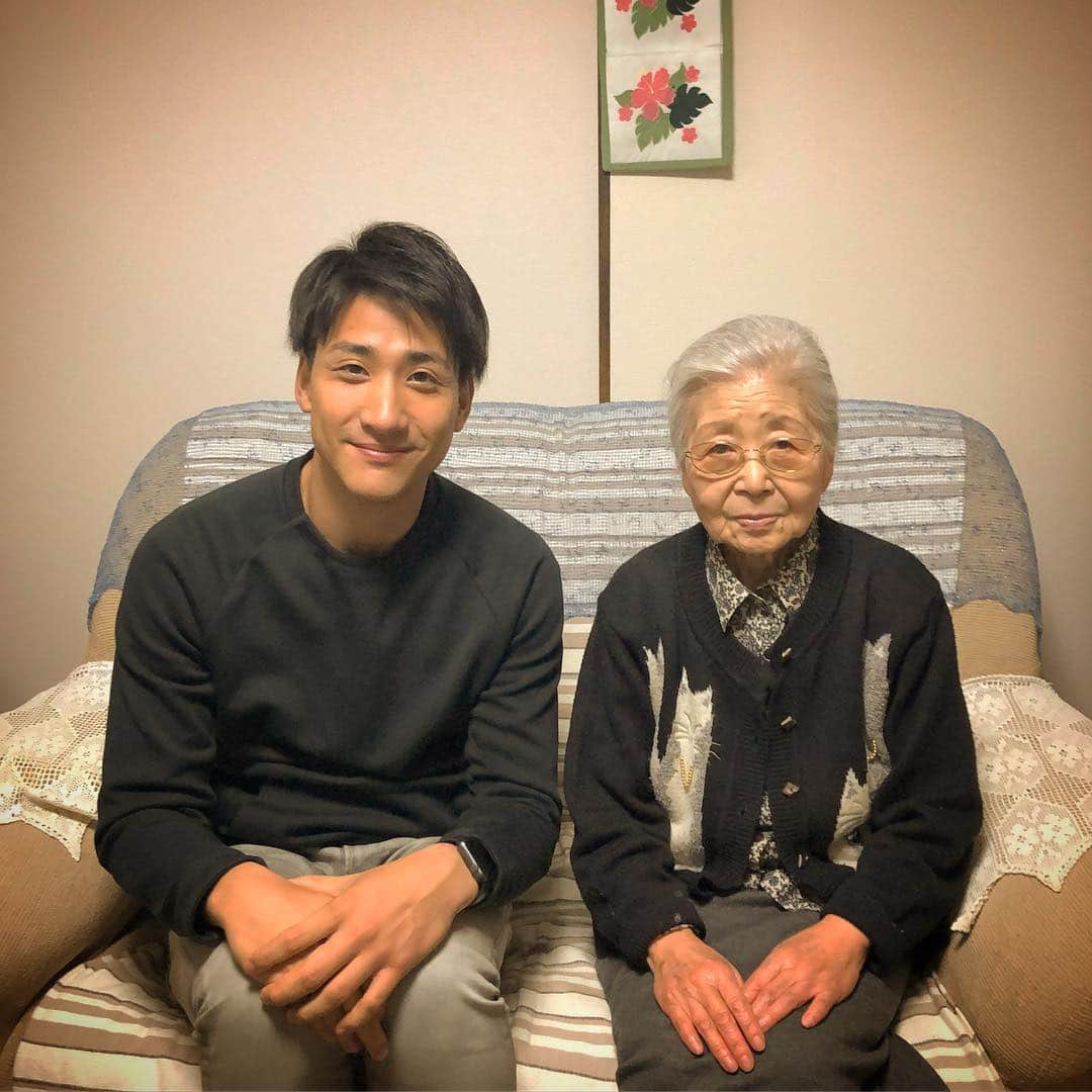 山本紘之さんのインスタグラム写真 - (山本紘之Instagram)「・ 2年ぶりぐらいに婆ちゃんに会った。 会いに行った。 ・ お土産にシュークリームを買って行ったら美味しそうに食べてくれて、女学生時代の思い出話を聞かせてくれた。 ・ ・ 昭和のはじめ、横浜に洋菓子屋さんが出来て、下校する時そこにあったシュークリームをいつも眺めてたけど、当時は高価で簡単には手が出せなかったんだって。 ・ ・ 今まで婆ちゃんのそういう話、あんまり聞いたことがなかったから聞き入っちゃって、勝手に婆ちゃんの若い頃を想像して、物心ついた時から婆ちゃんは婆ちゃんでしかなかったから、若い婆ちゃんかぁって不思議な感覚に襲われた。 ・ ・ ・ 15年くらい前まで婆ちゃんが住んでた家の近所のパン屋さんが今どうなってるのか気になってたから、スマホで調べて今の写真を見せたら「そんなこともわかっちゃうの？あー怖い世の中だ。」って細い優しい声で言っていた。 ・ ・ 御歳96。 またお話しにいくよ。」3月23日 18時23分 - yamamoto_hiroyuki.ntv