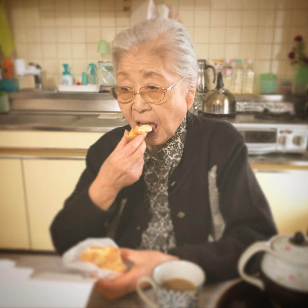 山本紘之さんのインスタグラム写真 - (山本紘之Instagram)「・ 2年ぶりぐらいに婆ちゃんに会った。 会いに行った。 ・ お土産にシュークリームを買って行ったら美味しそうに食べてくれて、女学生時代の思い出話を聞かせてくれた。 ・ ・ 昭和のはじめ、横浜に洋菓子屋さんが出来て、下校する時そこにあったシュークリームをいつも眺めてたけど、当時は高価で簡単には手が出せなかったんだって。 ・ ・ 今まで婆ちゃんのそういう話、あんまり聞いたことがなかったから聞き入っちゃって、勝手に婆ちゃんの若い頃を想像して、物心ついた時から婆ちゃんは婆ちゃんでしかなかったから、若い婆ちゃんかぁって不思議な感覚に襲われた。 ・ ・ ・ 15年くらい前まで婆ちゃんが住んでた家の近所のパン屋さんが今どうなってるのか気になってたから、スマホで調べて今の写真を見せたら「そんなこともわかっちゃうの？あー怖い世の中だ。」って細い優しい声で言っていた。 ・ ・ 御歳96。 またお話しにいくよ。」3月23日 18時23分 - yamamoto_hiroyuki.ntv
