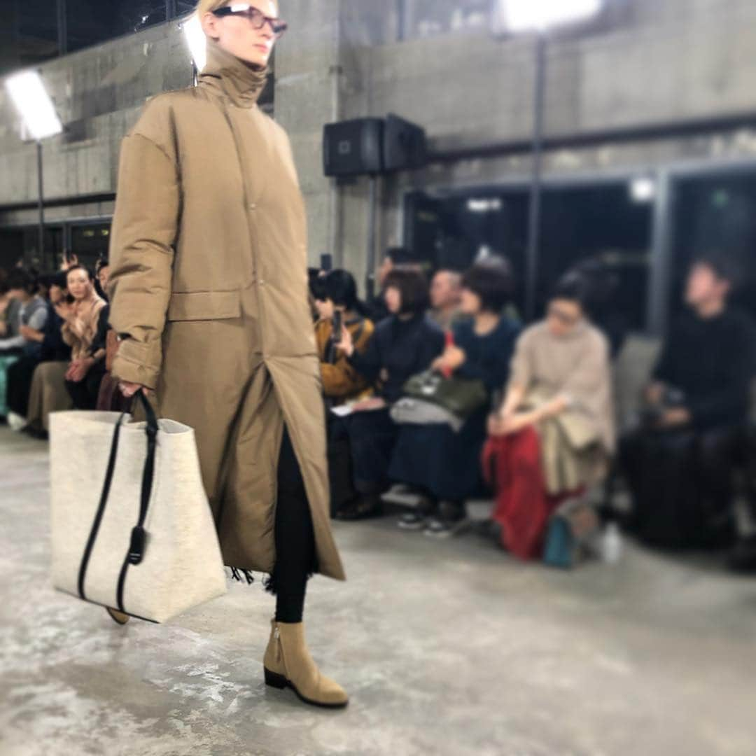 MOREさんのインスタグラム写真 - (MOREInstagram)「『HYKE』の次の秋冬ショーにて。 先日から始まっているAmazon Fashion Week TOKYO。ようやく桜が咲きかけている時期に、すでに2019-20秋冬のコレクションの発表が始まっているのです。今年の冬は暖かい日が多かったのですが、次はどうなるんでしょう？と思いつつ...... HYKEのショーではミリタリーらしいカーキ色アイテムや、差し色としてのグリーンが素敵でした！ ロング丈トレンドが続きそうなのと、ショートブーツが可愛かったのも印象的。気温に左右されてしまう時もありますが、それでもおしゃれはしたい♡ですね☺︎／副編Y  #moremagjp #MORE #デイリーモア #fashion #ファッション #amazonfashionweek  #ハイク #HYKE #2019aw #コート #ブーツ  #メガネ女子 #副編Y」3月23日 18時23分 - moremagjp