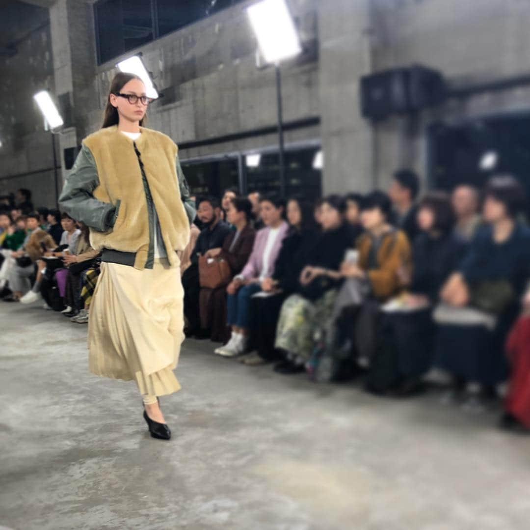 MOREさんのインスタグラム写真 - (MOREInstagram)「『HYKE』の次の秋冬ショーにて。 先日から始まっているAmazon Fashion Week TOKYO。ようやく桜が咲きかけている時期に、すでに2019-20秋冬のコレクションの発表が始まっているのです。今年の冬は暖かい日が多かったのですが、次はどうなるんでしょう？と思いつつ...... HYKEのショーではミリタリーらしいカーキ色アイテムや、差し色としてのグリーンが素敵でした！ ロング丈トレンドが続きそうなのと、ショートブーツが可愛かったのも印象的。気温に左右されてしまう時もありますが、それでもおしゃれはしたい♡ですね☺︎／副編Y  #moremagjp #MORE #デイリーモア #fashion #ファッション #amazonfashionweek  #ハイク #HYKE #2019aw #コート #ブーツ  #メガネ女子 #副編Y」3月23日 18時23分 - moremagjp