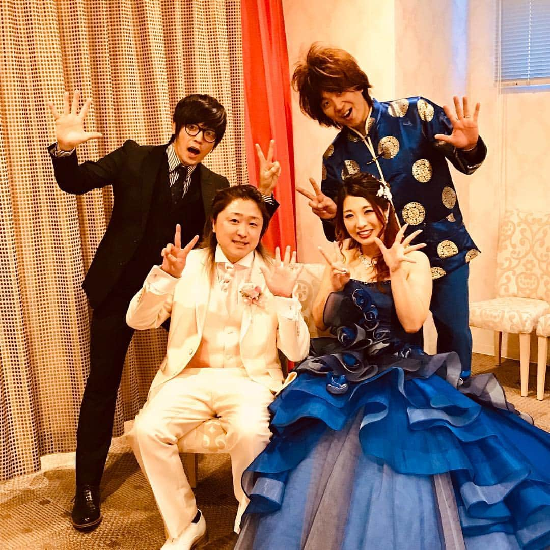 森本英樹のインスタグラム：「jealkbのライブで知り合った２人の結婚式で司会してきました！ サプライズで、お色直しした新婦さんとチャイナ服の大川の組み合わせで再入場した時に衣裳の色味が合ってて笑っちゃったよw とにかく素敵なお2人、 末長くお幸せに！！ これからもニブンノゴ！、jealkbのライブに２人で来てね！ おめでとう！！ #結婚式  #ニブンノゴ  #jealkb」