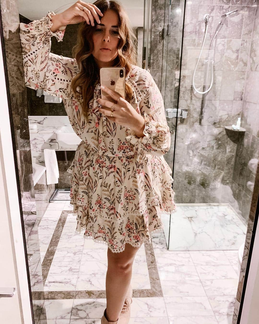 SPELLさんのインスタグラム写真 - (SPELLInstagram)「Saturday night bathroom selfies 💅🏻 our @melcarrero_ in new Maisie Playdress 🍓」3月23日 18時16分 - spell