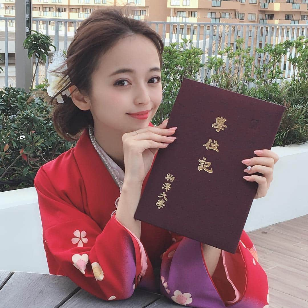 のインスタグラム：「四年間通った駒澤大学を卒業しました🌸﻿ ﻿ 推薦でいける東京の大学っていうそれだけの理由で選んだ駒沢だったけど行ってほんとに良かったって今は思ってるよ✨﻿ ﻿ 昔は英語のスクール行ったり、編入試験受けようと勉強してたり笑笑 あんまり望んだ進学先ではなかったけど、ミスコンもとって、ミスオブミスにもなれて、無事全部単位も取れて女子大生という時間を幸せな結果で終われたことは一番大きいかな🥰💖﻿ ﻿ 思ったような大学生ライフではなかったけど、思ってた以上な結果になったので良かった！﻿ ﻿ 四年の最後になってまさか単位に焦るという計画ではなかったけど笑 ひとまず人生の大きな一区切り。これからは社会人として頑張らなきゃ！🧐﻿ ﻿ ありがとう！ママ👩﻿ ﻿ 朝からひたすらメイク直しする写真とお腹空きすぎて袴着たまま完食しちゃう写真も載せとく笑﻿ ﻿ 駒大生に！！！﻿ 写真おすすめスポットは三号館の5階のテラス意外と人いなくておすすめです🤳✨﻿ ﻿ 他は人がごった返してて並んでたりするからここに逃げてました〜笑﻿ ﻿ 今日は寒かったね〜😭😭ではまた更新します〜﻿ これからもみなさん応援してくれたら嬉しいです💖」