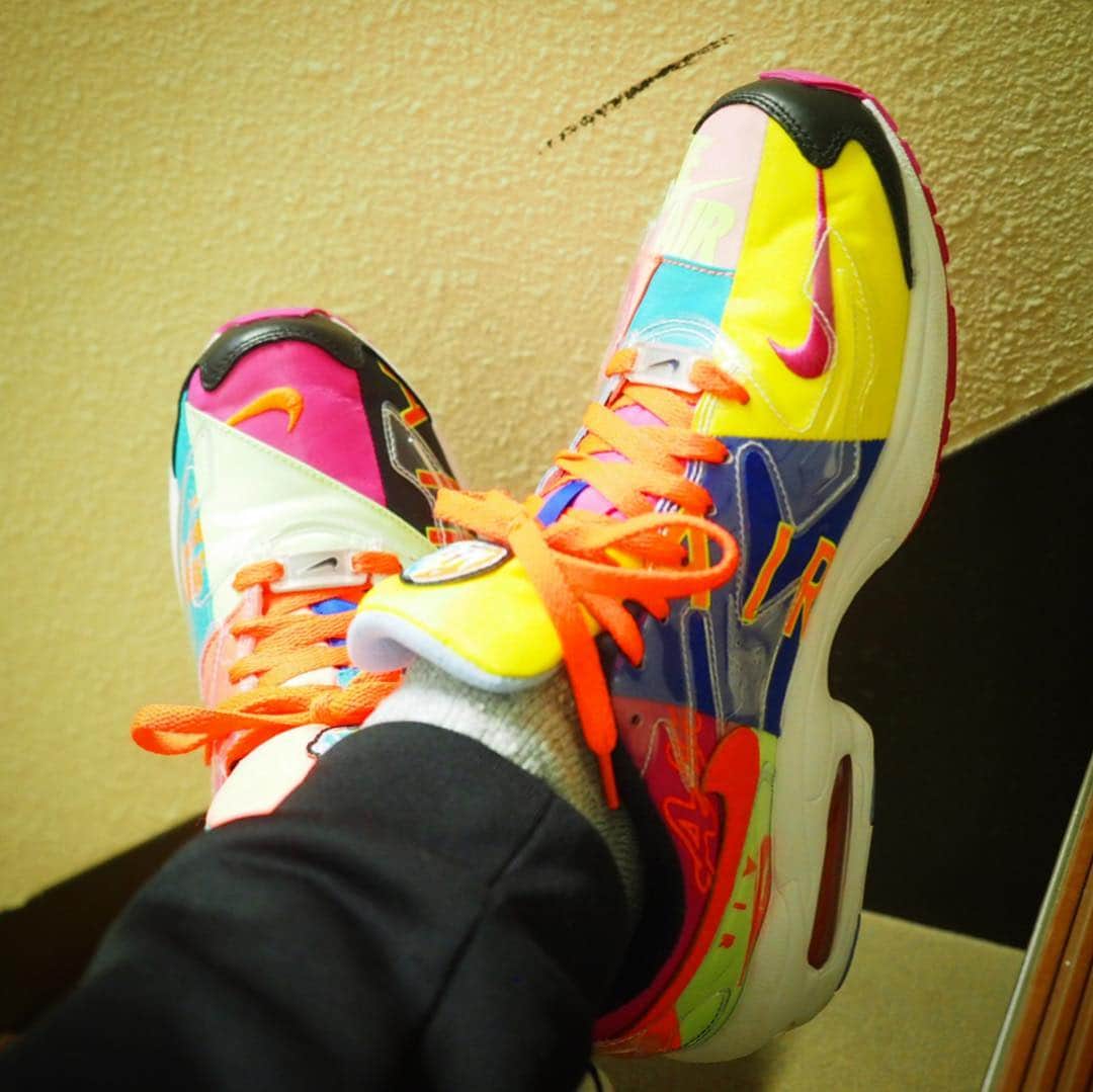 ミッチーのインスタグラム：「NIKE AIR MAX 2 LIGHT atmos QS レセプションへ！行ってきたよ たまらん色合い たまらん可愛さ 最高です つまりお気に入りスニーカー増えました 店内もめちゃめちゃクール空間でした #nikeairmax2light _ CAP: @mirror9official  TOPS: 韓国 PANTS: @adidasoriginals  SHOES: @nike @atmos_tokyo」