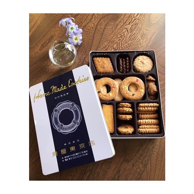 大村彩子のインスタグラム：「"純欧風銘菓"  泉屋東京店のクッキー🍪🙏 缶に巻かれたテープをぴろーんとめくり蓋を開けて… 美しく詰められたクッキーを眺めるワクワク感たるや😋  真ん中の浮き輪クッキー ずっと眺めていたい。  ノスタルジー🧡  #泉屋東京店#クッキー#平成の終わりに#昭和ノスタルジー  #小学生の時#クッキーモンスター が好きだった #チョコチップクッキー🍪」