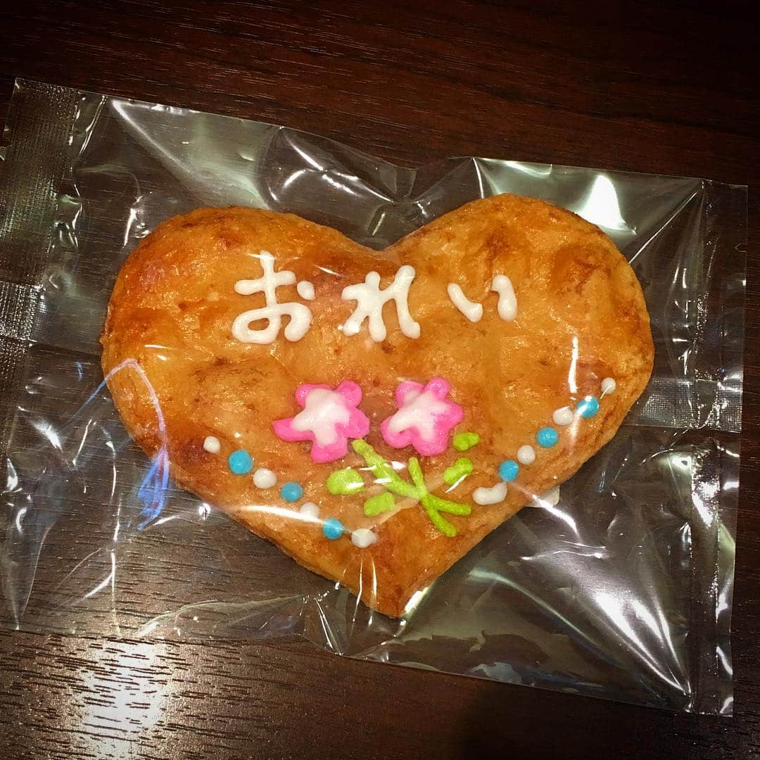田中香子さんのインスタグラム写真 - (田中香子Instagram)「頂きもののお礼に 「おれい」と描かれた せんべいをお返しすることにしました🍘  #せんべい #煎餅 #お礼  #ハート #heart #senbei  #❤️」3月23日 18時25分 - soo.yt