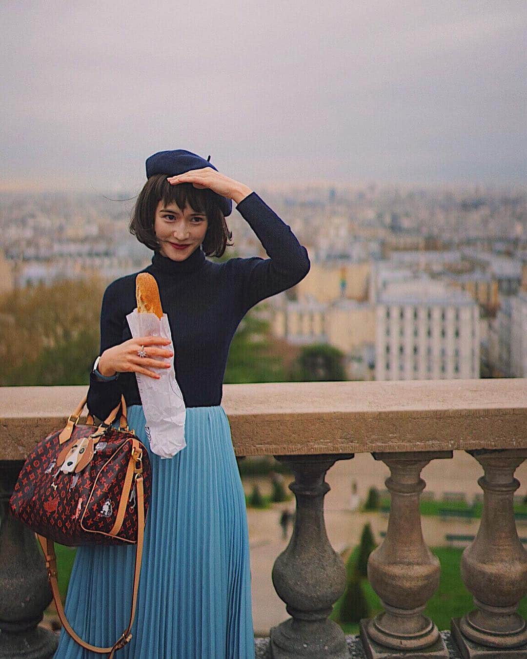 のインスタグラム：「Vous n’avez pas les os en verre, vous pouvez vous cogner à la vie.  Amelie 好きは わかるかな 🥰🇫🇷 ・  小さな頃は誰かがいなくなる日が 来るなんて考えてもなかったけれど、 ずっと側にいる家族や大切な人が いつ逢えなくなるなんてわからないから 改めて、 大切な人たちが側いてくれることは " 当たり前じゃない "って事を忘れず生きよう🍀 大好きって気持ちと感謝きちんと伝えようと😊 ❤︎ ・  #Amelie #アメリ #母はこのウィッグかぶるシリーズを変身シリーズと呼びます #たくさん載せちゃったけどスワイプしてみてくれたらうれしいな 🥺」