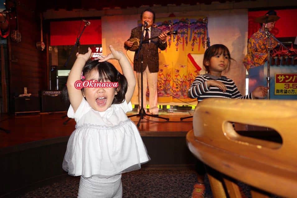 村田千弥さんのインスタグラム写真 - (村田千弥Instagram)「2日目の夜。 #はじめての沖縄 ではじめての #沖縄民謡 #エイサー に興じる2歳児🌺相当楽しかったらしく、全身でリズムにのって手拍子。さらに手を上げてふりふり踊り出す。  他のお客さんとジュースで「#オリオンビールであり乾杯 」してました👧🏻🍹」3月23日 18時27分 - chr.0429