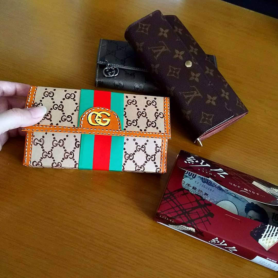 sweet_strawberryさんのインスタグラム写真 - (sweet_strawberryInstagram)「【🍫チョコレートの空き箱】で【GUCCI 財布】作ったよ👛#グッチ財布 【紗々】の空き箱に、折り紙貼って、ペンで描いて、before→after……まぁ、なんて素敵なんでしょ～🗿🗿 奥の２つは、実際に、私のプライベートと家計用の財布です。 #空き箱リメイク#実用的#活用#リユース#リメイク #うまくできた#上出来#クオリティ#リアル #空き箱#箱#折り紙#おりがみ#origami#工作#製作#自作#てづくり#クラフト#ペーパークラフト #グッチ風#パロディ#作ってみた」3月23日 18時28分 - sweet_strawberry