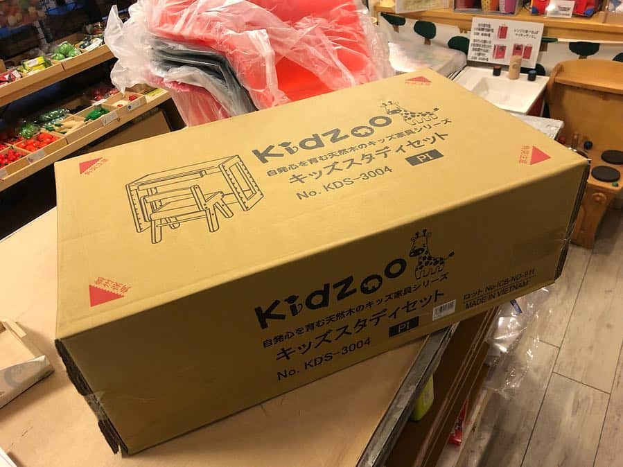 kidzoo+さんのインスタグラム写真 - (kidzoo+Instagram)「この時期に大人気のスタディーセット（ピンク色）が再入荷しました♬♬ 子供用の机と椅子がセットになったスタディーセットです。机の天板は高さをお好きな位置に取り付けることができますので、お子様の成長に合わせてお使いいただけます。小さなお子さんのリビング学習の学習家具にお使いいただける子供家具です。 —————————————————————— 【Kidzoo(キッズーシリーズ)スタディーセット】 —————————————————————— 商品の詳細はプロフィールのURLからご覧いただけます！ ☛ @kidzooplus  #kidzoo #kidzooplus #入園 #はじめての #家具 #子供用家具  #名古屋 #子供 #kids #kidsroom #勉強机 #名東区 #入学準備 #入園準備 #子供用#木製家具 #再入荷 #学習机」3月23日 18時28分 - kidzooplus