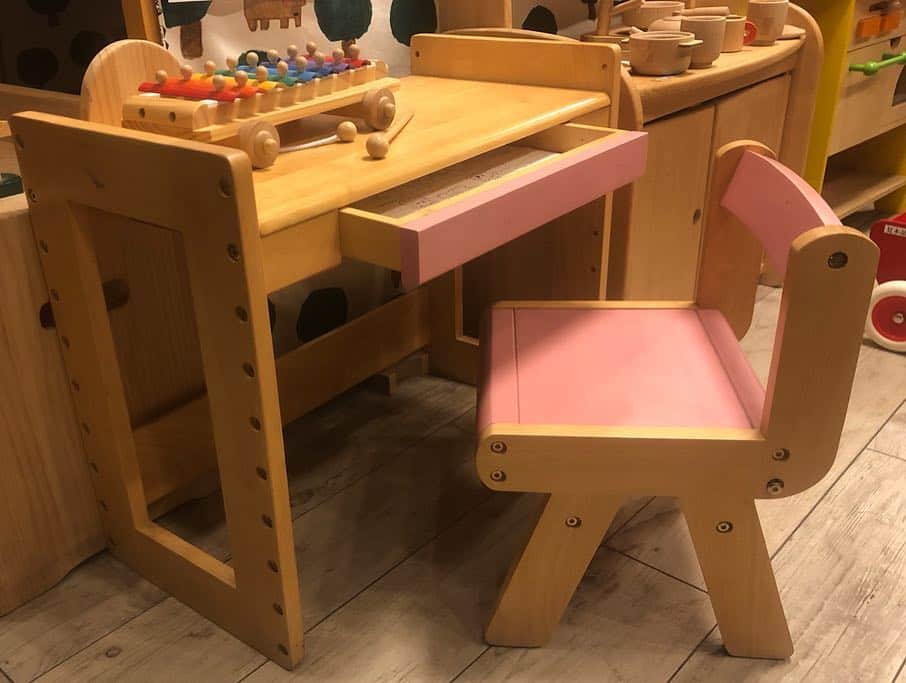 kidzoo+のインスタグラム：「この時期に大人気のスタディーセット（ピンク色）が再入荷しました♬♬ 子供用の机と椅子がセットになったスタディーセットです。机の天板は高さをお好きな位置に取り付けることができますので、お子様の成長に合わせてお使いいただけます。小さなお子さんのリビング学習の学習家具にお使いいただける子供家具です。 —————————————————————— 【Kidzoo(キッズーシリーズ)スタディーセット】 —————————————————————— 商品の詳細はプロフィールのURLからご覧いただけます！ ☛ @kidzooplus  #kidzoo #kidzooplus #入園 #はじめての #家具 #子供用家具  #名古屋 #子供 #kids #kidsroom #勉強机 #名東区 #入学準備 #入園準備 #子供用#木製家具 #再入荷 #学習机」