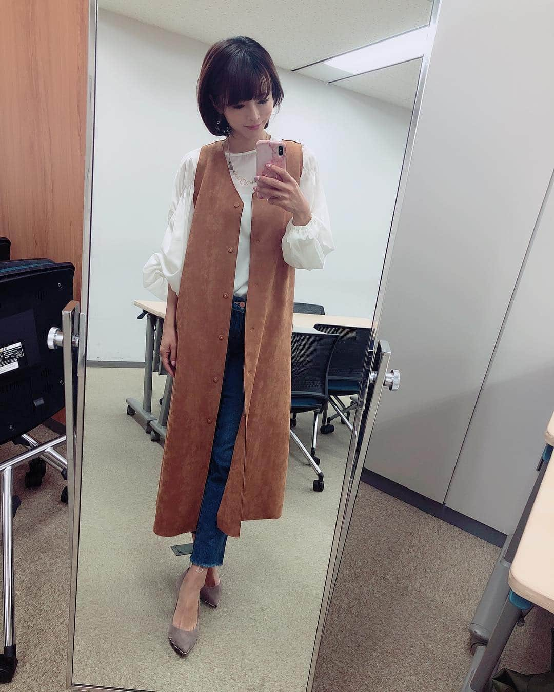 釈由美子さんのインスタグラム写真 - (釈由美子Instagram)「今日の衣装です💓  フェイクスエードのロングジレと 袖にボリュームのあるブラウスはCOOMBさんの新作です✨  ロングジレは前をとめると ロングワンピースとしても着られるんです☺️💓 デニム👖ロンハーマン パンプス👡ダイアナ  MIRAIを試乗体験するときは オニツカタイガーのレザーのスニーカーに履き替えました👟  #COOMB #coomb #coomb_official  #クーム #春コーデ #すっかり春の装い🌸 #だけど今日は寒の戻りで #寒すぎた😱」3月23日 18時30分 - yumikoshaku