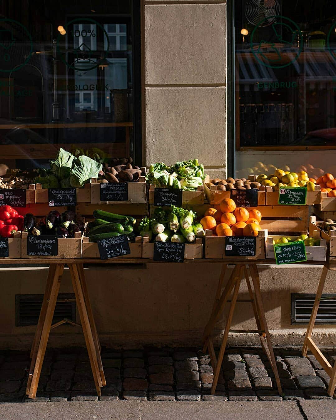 ELLE DKさんのインスタグラム写真 - (ELLE DKInstagram)「Har du allerede spottet konceptet "Løs Market" på Instagram eller set deres indbydende stabler af frugt og grønt på Saxogade på Vesterbro og Jægersborggade på Nørrebro? 🍑🌽🍎🥦 Konceptet bag Løs Market er, at du kan handle økologiske og emballagefri varer. Her ligger frugt og grøntsager side om side med blandt andet nødder, havregryn, olier og sæbe, som du fylder i din medbragte emballage og køber på mål. ”Løs Market er baseret på fire emner. Økologi, ingen emballage, ingen madspild og genbrug”, fortæller manden bag Løs Market, Frédéric Hamburger, der vil ændre forbrugerens vaner - simpelthen fordi vores planet ikke kan vente længere ♻️ Og det kan vi kun give ham ret i. Så afsted med dig! 👊 #ELLEanbefaler #Løsmarket Foto: @kavianborhani / Tekst: @nikitahoffmann @loesmarket」3月23日 18時34分 - elledanmark