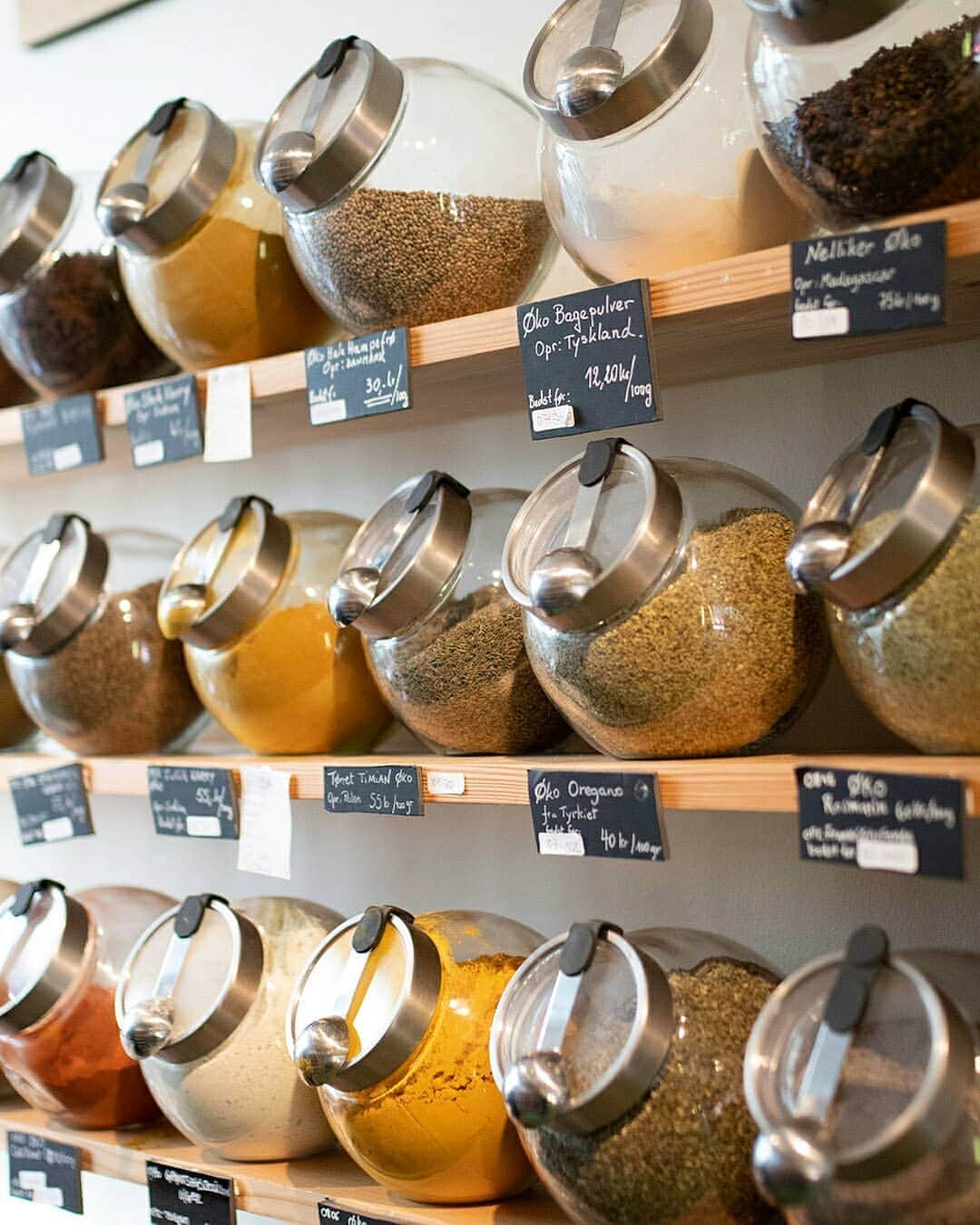 ELLE DKさんのインスタグラム写真 - (ELLE DKInstagram)「Har du allerede spottet konceptet "Løs Market" på Instagram eller set deres indbydende stabler af frugt og grønt på Saxogade på Vesterbro og Jægersborggade på Nørrebro? 🍑🌽🍎🥦 Konceptet bag Løs Market er, at du kan handle økologiske og emballagefri varer. Her ligger frugt og grøntsager side om side med blandt andet nødder, havregryn, olier og sæbe, som du fylder i din medbragte emballage og køber på mål. ”Løs Market er baseret på fire emner. Økologi, ingen emballage, ingen madspild og genbrug”, fortæller manden bag Løs Market, Frédéric Hamburger, der vil ændre forbrugerens vaner - simpelthen fordi vores planet ikke kan vente længere ♻️ Og det kan vi kun give ham ret i. Så afsted med dig! 👊 #ELLEanbefaler #Løsmarket Foto: @kavianborhani / Tekst: @nikitahoffmann @loesmarket」3月23日 18時34分 - elledanmark