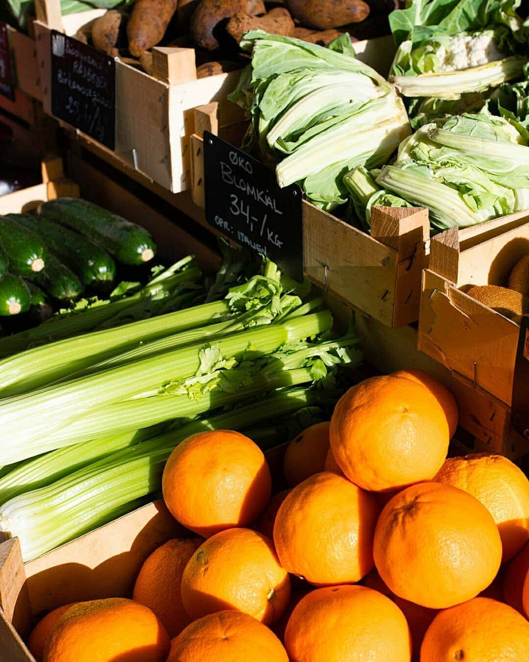ELLE DKさんのインスタグラム写真 - (ELLE DKInstagram)「Har du allerede spottet konceptet "Løs Market" på Instagram eller set deres indbydende stabler af frugt og grønt på Saxogade på Vesterbro og Jægersborggade på Nørrebro? 🍑🌽🍎🥦 Konceptet bag Løs Market er, at du kan handle økologiske og emballagefri varer. Her ligger frugt og grøntsager side om side med blandt andet nødder, havregryn, olier og sæbe, som du fylder i din medbragte emballage og køber på mål. ”Løs Market er baseret på fire emner. Økologi, ingen emballage, ingen madspild og genbrug”, fortæller manden bag Løs Market, Frédéric Hamburger, der vil ændre forbrugerens vaner - simpelthen fordi vores planet ikke kan vente længere ♻️ Og det kan vi kun give ham ret i. Så afsted med dig! 👊 #ELLEanbefaler #Løsmarket Foto: @kavianborhani / Tekst: @nikitahoffmann @loesmarket」3月23日 18時34分 - elledanmark