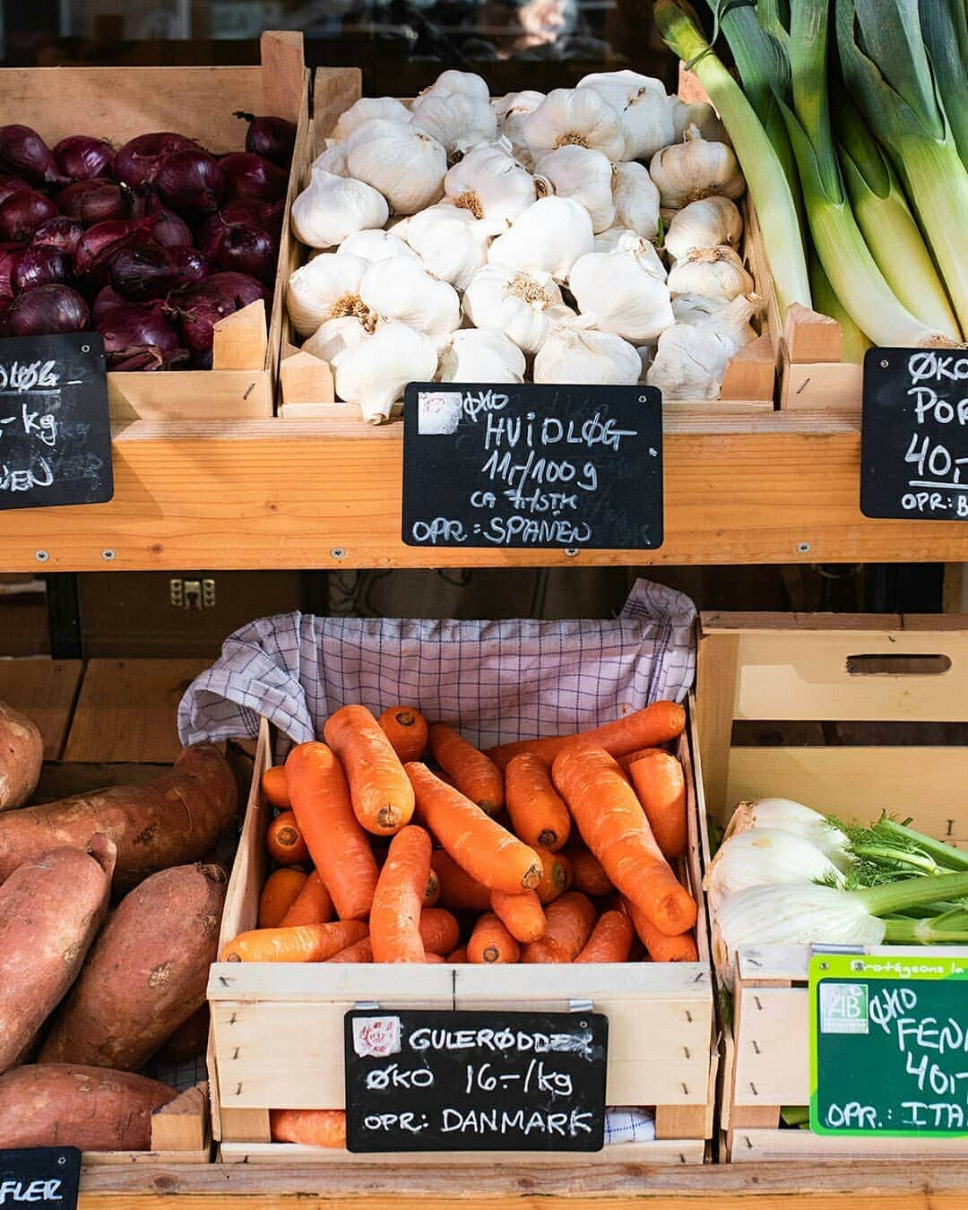 ELLE DKさんのインスタグラム写真 - (ELLE DKInstagram)「Har du allerede spottet konceptet "Løs Market" på Instagram eller set deres indbydende stabler af frugt og grønt på Saxogade på Vesterbro og Jægersborggade på Nørrebro? 🍑🌽🍎🥦 Konceptet bag Løs Market er, at du kan handle økologiske og emballagefri varer. Her ligger frugt og grøntsager side om side med blandt andet nødder, havregryn, olier og sæbe, som du fylder i din medbragte emballage og køber på mål. ”Løs Market er baseret på fire emner. Økologi, ingen emballage, ingen madspild og genbrug”, fortæller manden bag Løs Market, Frédéric Hamburger, der vil ændre forbrugerens vaner - simpelthen fordi vores planet ikke kan vente længere ♻️ Og det kan vi kun give ham ret i. Så afsted med dig! 👊 #ELLEanbefaler #Løsmarket Foto: @kavianborhani / Tekst: @nikitahoffmann @loesmarket」3月23日 18時34分 - elledanmark