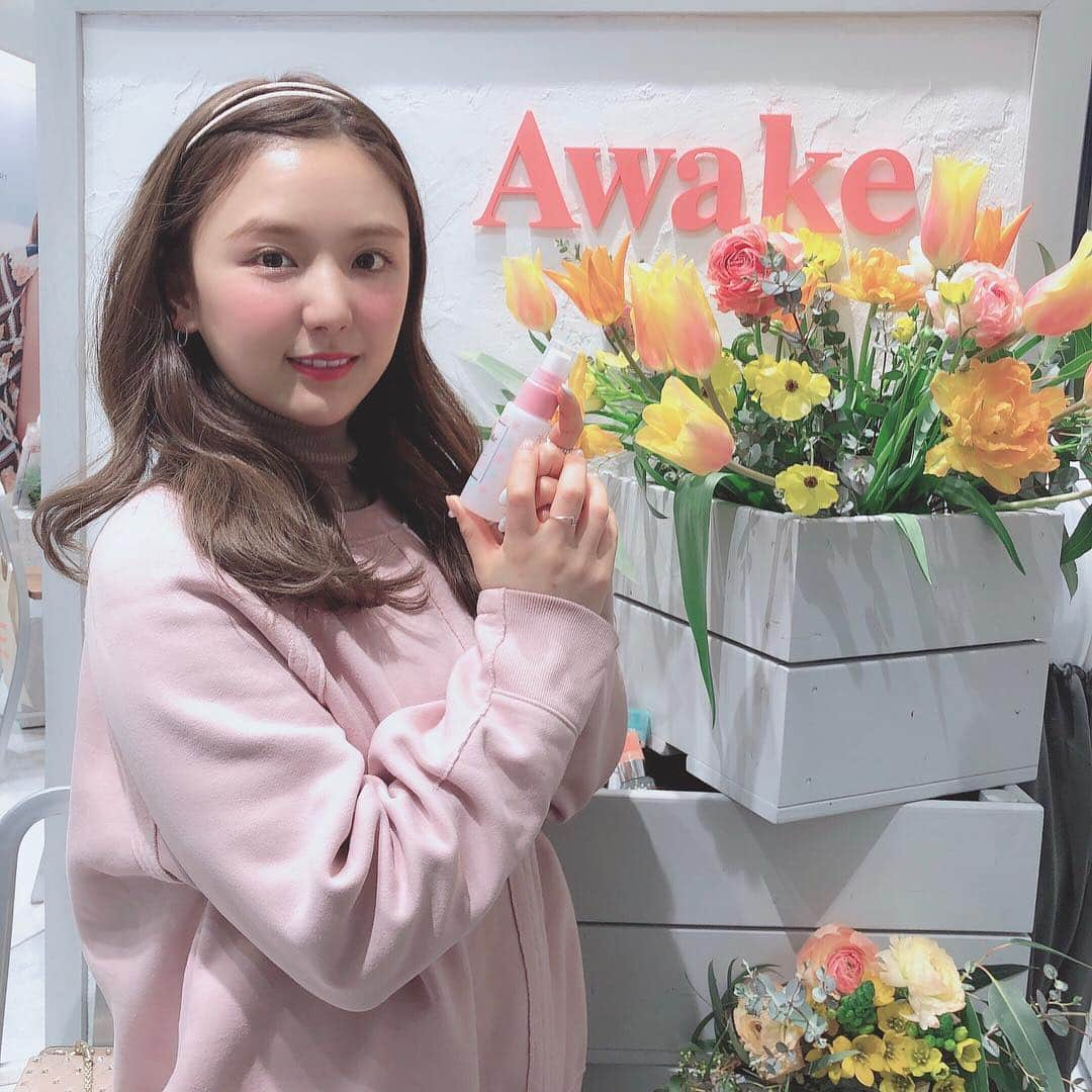 ひよんさんのインスタグラム写真 - (ひよんInstagram)「🌸💆‍♀️🍃💛 ㅤㅤㅤㅤㅤㅤㅤㅤㅤㅤㅤㅤㅤ #東急プラザ表参道 にオープンした初の@awakeskin_jp の直営店😻❤️3/21からオープンしたみたいなのだけど、ひよんも早速いってきたよ♡♡♡ ㅤㅤㅤㅤㅤㅤㅤㅤㅤㅤㅤㅤㅤ #awake といえば オイル状美容液の #ショット が有名だと思うのだけど、(自分の肌のトラブルに合わせて使い分けができる美容液だよ☺️) ひよんてきには、、 ① #レディーセットグロウフェイスミスト  ② #フェイスザフューチャーコンセントレイティッドオイルシートマスク  ③ #ヘルシーヘアデイシリコンフリーヘアシャンプー 、ヘアコンディショナー の3つが気になったの🤭💘💘💘 ㅤㅤㅤㅤㅤㅤㅤㅤㅤㅤㅤㅤㅤ ⭐️ミストはメイク直しでも使えるしサイズ感も丁度よい。 ⭐️フェイスパックは店員さんイチオシなので絶対使いたい。 ⭐️シャンプー、コンディショナーはアウェイクの隠れ推しアイテムみたい♡ ㅤㅤㅤㅤㅤㅤㅤㅤㅤㅤㅤㅤㅤ どれも使うのが楽しみーーー☺️☺️☺️ ㅤㅤㅤㅤㅤㅤㅤㅤㅤㅤㅤㅤㅤ #Awakeskin﻿﻿﻿﻿﻿﻿﻿﻿ #skincare #beauty #pr #스킨케어 #뷰티스타그램 #뷰티 #ナチュラルコスメ #アウェイク﻿﻿﻿﻿﻿﻿﻿﻿ #東急プラザ表参道原宿 #スキンケア #インスタ限定」3月23日 18時36分 - cchan_fee4