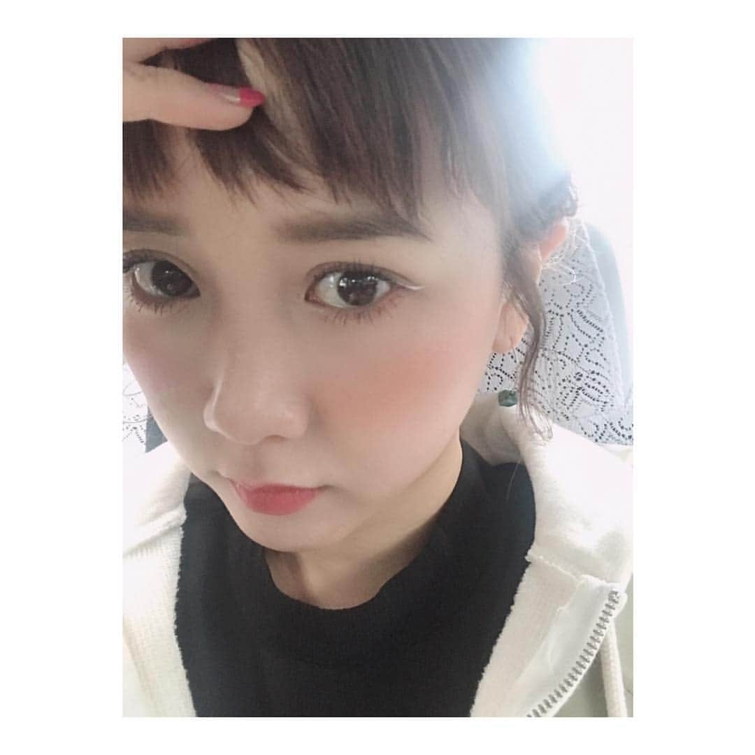 田中里奈さんのインスタグラム写真 - (田中里奈Instagram)「‪この前PRの佐藤さんがしてた白アイラインのメイクがとても可愛くて、オススメされたDiorの白いアイライナーを買いに行ったら、リキッドが完売してたのでオンラインでGET💛‬﻿﻿ ﻿﻿ ‪サンプルも2つチョイスできたし、割とすぐ届いたし、ネットで買うのも中々良い。﻿﻿ ‪というわけで、本日シロイアイラインなメイクなり〜‬﻿﻿✨ たまには冒険せんとね🤟 ﻿﻿ #たなかメモ #Dior #シロイアイライン」3月23日 18時38分 - tanakaofficial