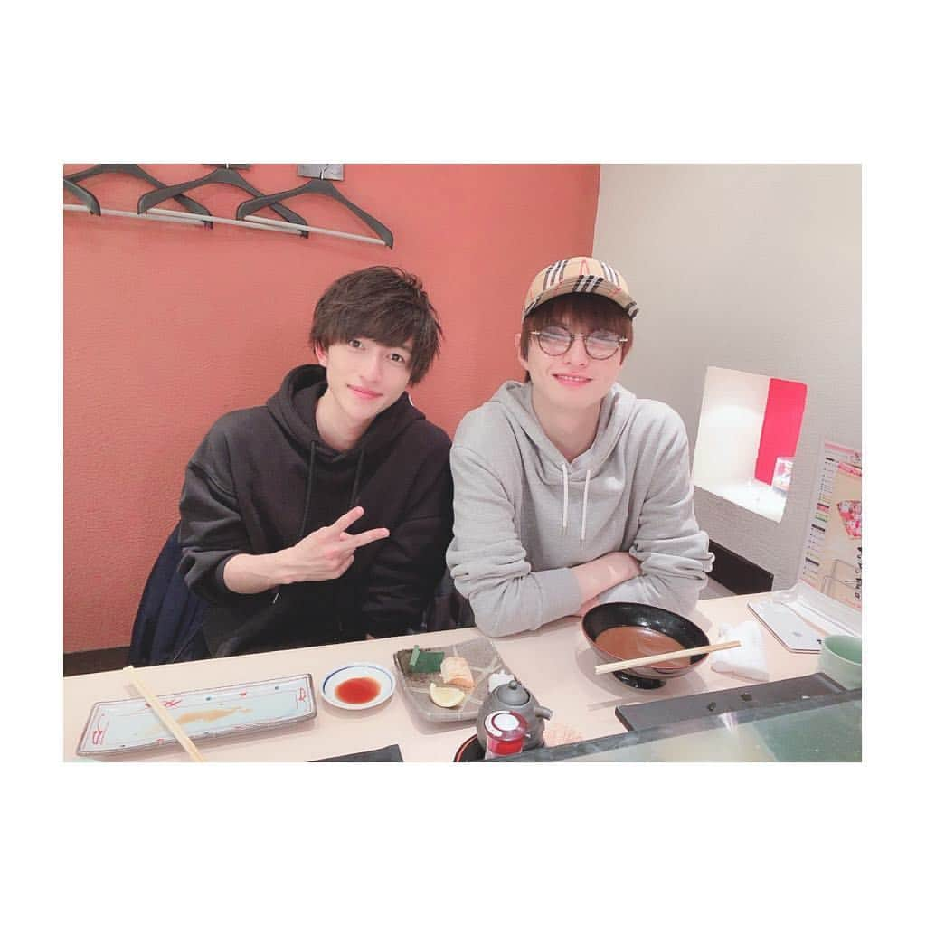 黒崎澪音さんのインスタグラム写真 - (黒崎澪音Instagram)「こなんくん。 "ご飯行きましょー！ って連絡したら、 おいでーって 10分で向かったら、 お寿司ご馳走してくれた"✌️ 内に秘めた役者への熱さと 内面から滲み出てる優しさ いい先輩です！  #寿司  #先輩  #久しぶりです  #六本木」3月23日 18時37分 - reon_kurosaki