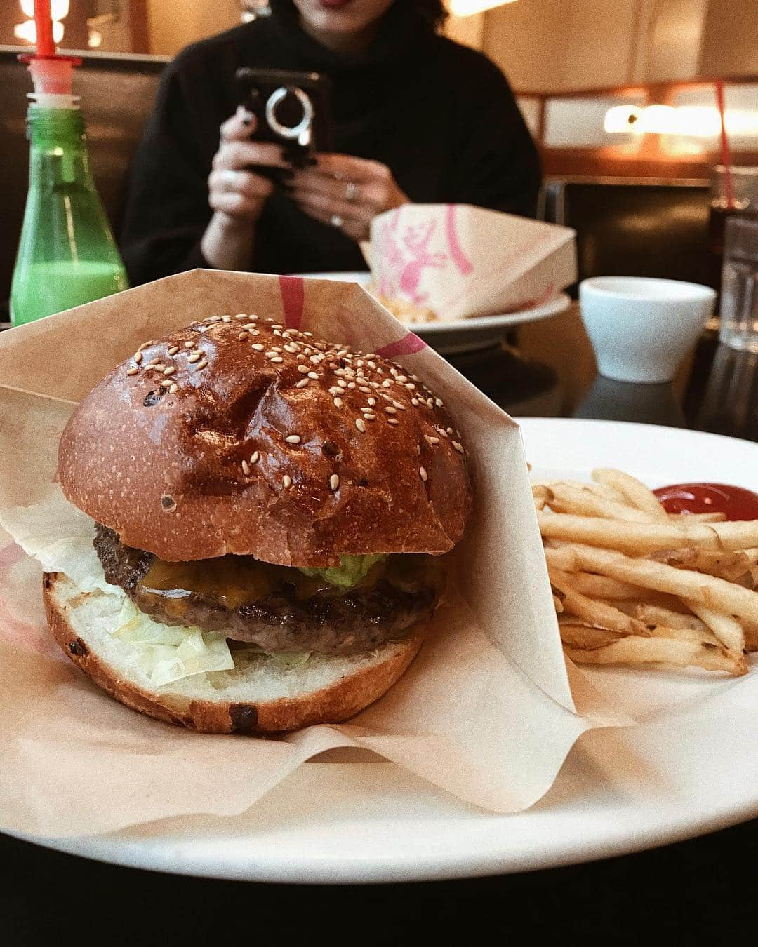 武村沙愛さんのインスタグラム写真 - (武村沙愛Instagram)「. 今日のランチ🍔🍔 久々に大好きなON THE CORNERのハンバーガーぺろりと食べてしもた。🙃 . . #japan #tokyo #shibuya #lunch #ランチ #ランチ女子会 #東京カフェ」3月23日 18時37分 - sachika_takemura