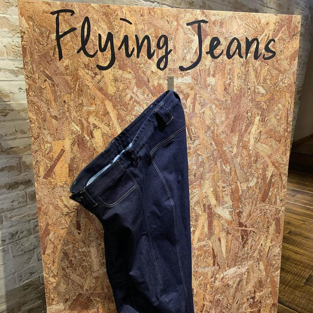 小林麻耶さんのインスタグラム写真 - (小林麻耶Instagram)「Flying  Jeans 👖 座って最高に気持ちいいジーンズ 世界初。 . 「未来を車いすとファッションで考えるトークショー」に夫 @akirastar_719 と行ってきました✨✨ . 山形県 空飛ぶ車いす社長 加藤さん @ken__style （前列 左側）の「私たちが履けるパンツを作ってくれませんか？」の一言から始まったプロジェクト。1年半の年月をかけて完成！販売は5月予定✨ .  座ってもウェストラインが下がらなかったり、膝上にスマホ用ポケットがあったり、介助側も 着脱簡単な 深い前開けだったり、後ろには 介助側が掴みやすくて強い太いベルトループだったり... 考え抜かれていました！！ .  大人だけではなく子供たちにもFlying  Jeansを履いてもらって、おしゃれをしたいな、外に出たいなという気持ちの後押しになれたら嬉しいとおっしゃっていました💓 . 履き心地、めちゃくちゃイイそうです🍒  #flyingjeans  #世界初 #座って最高に気持ちいいジーンズ . #山形県バリアフリー観光ツアーセンター代表理事（前列左側） #加藤健一さん @ken__style .  #2大会連続パラリンピックメダリスト（前列右側） #廣道純 さん @jhiromichi .  #Flying Jeans 開発者 （後列左側） #岡崎博之 さん @okazakimaruyasu」3月23日 18時44分 - maya712star9