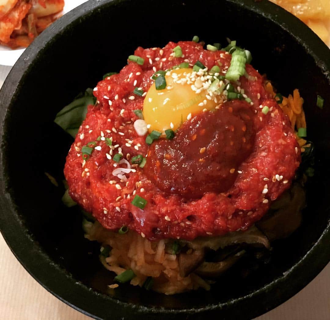 辻仁成さんのインスタグラム写真 - (辻仁成Instagram)「ここのユッケビビンバは美味しいよ。これ混ぜて、あつあつを頂きます。」3月23日 18時45分 - tsujihitonari