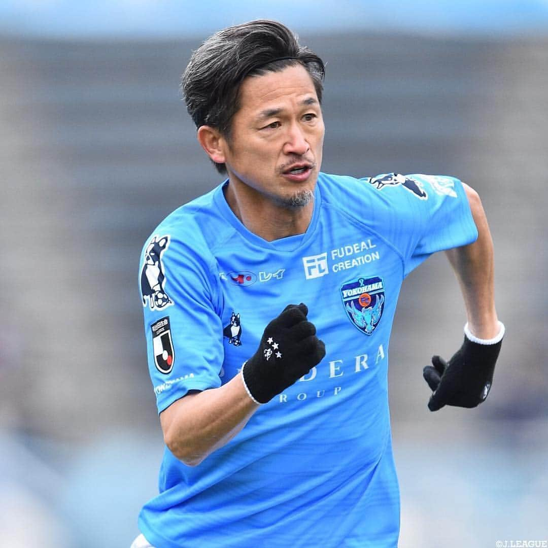 Ｊリーグさんのインスタグラム写真 - (ＪリーグInstagram)「.﻿ #横浜FC の #三浦知良 選手が、52歳25日でスタメン出場し、 自身が持つＪリーグ最年長出場記録を更新しました✨﻿ ﻿ 次は、最年長ゴール記録の更新に期待しましょう‼️😆⚽️﻿ ﻿ #Ｊリーグ﻿ #jleague﻿ ﻿ ﻿ #キングカズ #カズ﻿ #最年長﻿ #king #kingkazu﻿ #レジェンド #legend﻿ #新記録 #記録更新﻿ #かっこいい #カッコいい﻿ #イケメン #いけめん﻿ #素敵 #ステキ #かっこよすぎ #かっこよすぎる ﻿ #soccer #⚽️ #👑」3月23日 18時47分 - jleaguejp