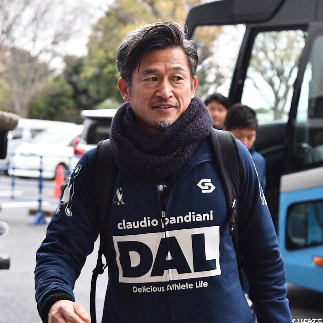 Ｊリーグさんのインスタグラム写真 - (ＪリーグInstagram)「.﻿ #横浜FC の #三浦知良 選手が、52歳25日でスタメン出場し、 自身が持つＪリーグ最年長出場記録を更新しました✨﻿ ﻿ 次は、最年長ゴール記録の更新に期待しましょう‼️😆⚽️﻿ ﻿ #Ｊリーグ﻿ #jleague﻿ ﻿ ﻿ #キングカズ #カズ﻿ #最年長﻿ #king #kingkazu﻿ #レジェンド #legend﻿ #新記録 #記録更新﻿ #かっこいい #カッコいい﻿ #イケメン #いけめん﻿ #素敵 #ステキ #かっこよすぎ #かっこよすぎる ﻿ #soccer #⚽️ #👑」3月23日 18時47分 - jleaguejp